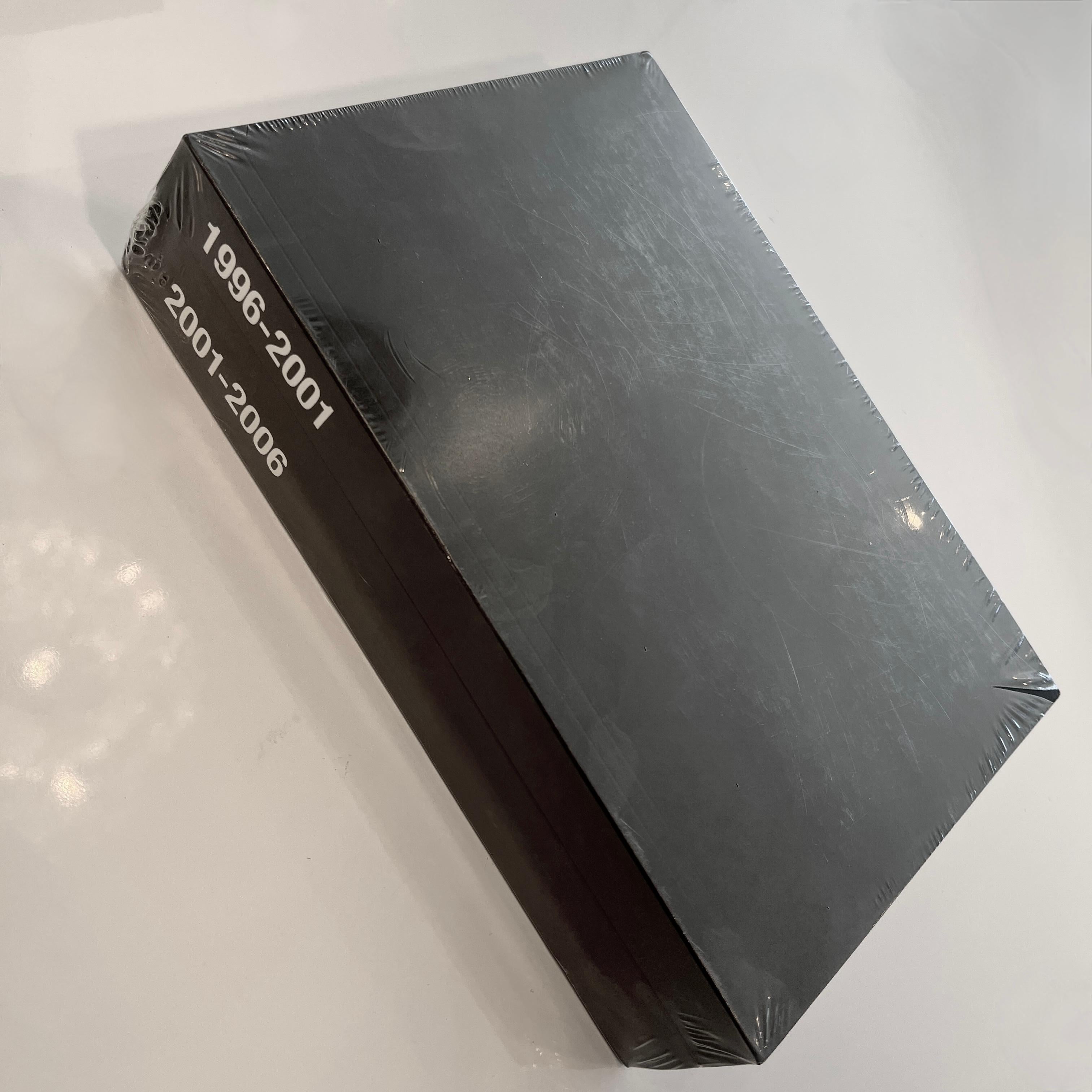 Raf Simons : Archive 1996-2001 / 2001-2006 est un ensemble rare en deux volumes qui documente la première décennie du travail révolutionnaire de Raf Simons dans le domaine de la mode masculine. Avec des photographies de défilés et de coulisses, des