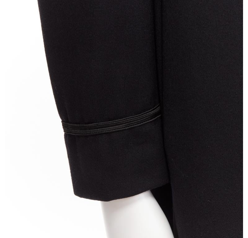 Raf Simons 1999 Vintage Runway nero lana pettinata raso giacca cappotto EU48 M
Riferimento: TGAS/C01855
Marchio: A. Simon
Designer: A. Simon
Collezione: Autunno 1999 - Passerella
Colore: nero
Modello: Tinta unita

CONDIZIONE:
Condizioni: Eccellente,