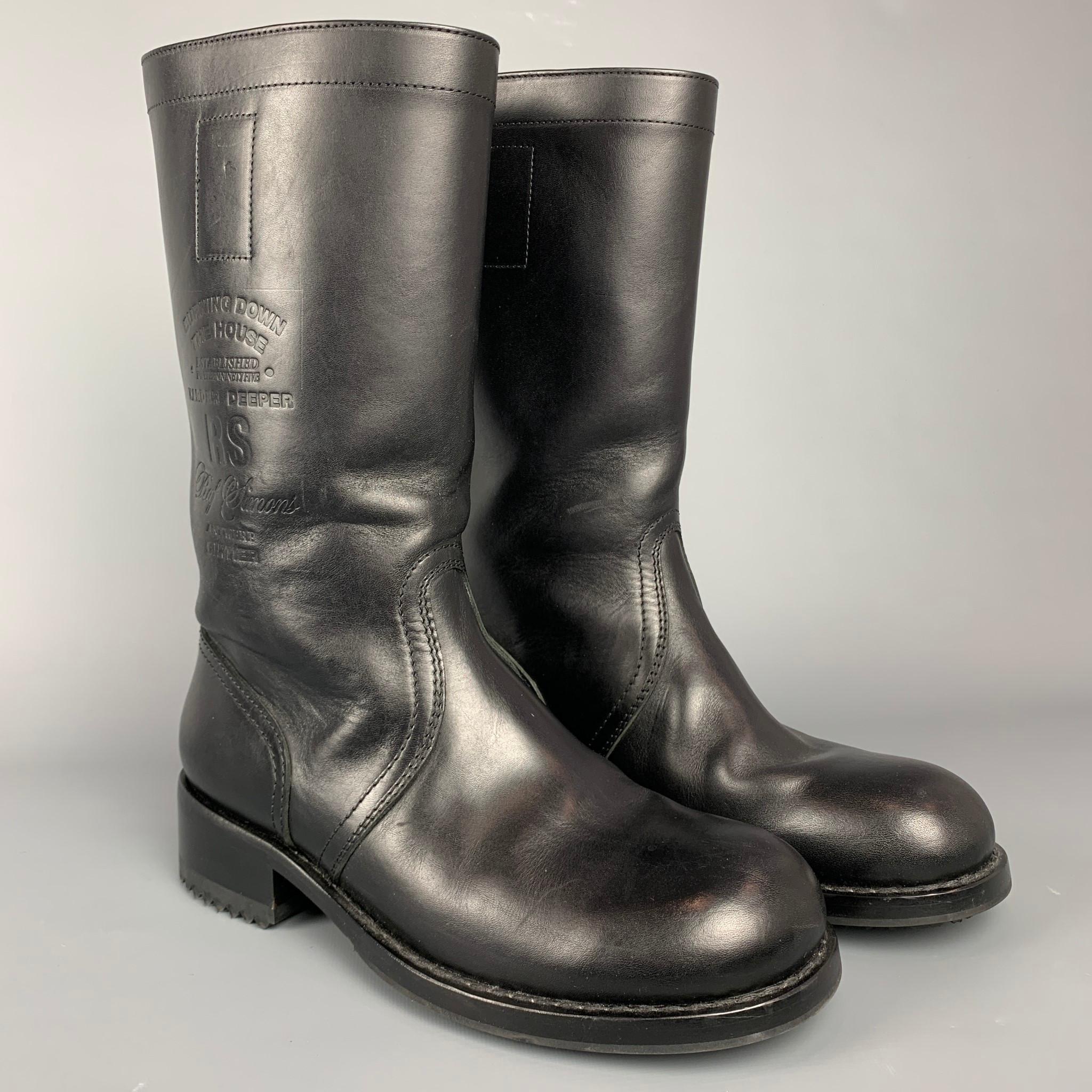 RAF SIMONS A/W 19 boots comes in a black leather featuring a round toe, pull on style, top stitching, debossed logos on the side 'Burning Down The House' and a serrated rubber sole. Made in Italy.

Very Good Pre-Owned Condition.
Marked: EU