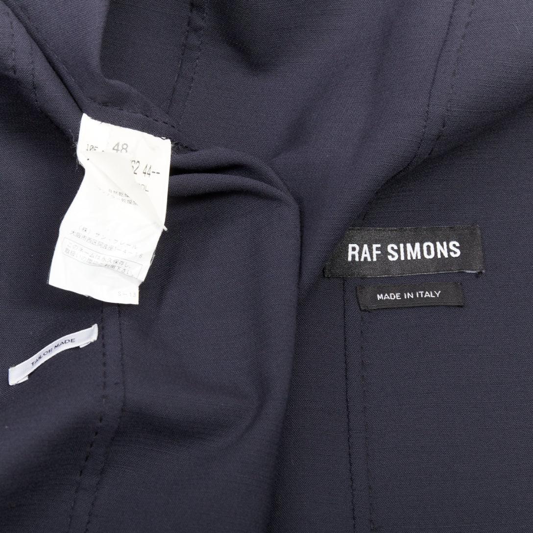 RAF SIMONS blazer largo de lana virgen negra con botones descentrados y bolsillo de parche IT48 M en venta 3