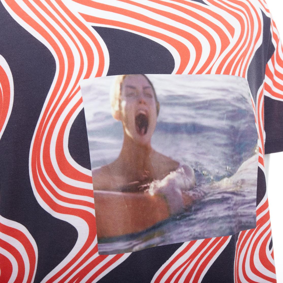 RAF SIMONS Scream red black cotton swirl photo print tshirt M
Reference: PRCG/A00011
Brand: Raf Simons
Material: Cotton
Color: Red, Black
Pattern: Swirl
Closure: Pullover
Extra Details: Swirl pattern back.
Made in: Portugal

CONDITION:
Condition: