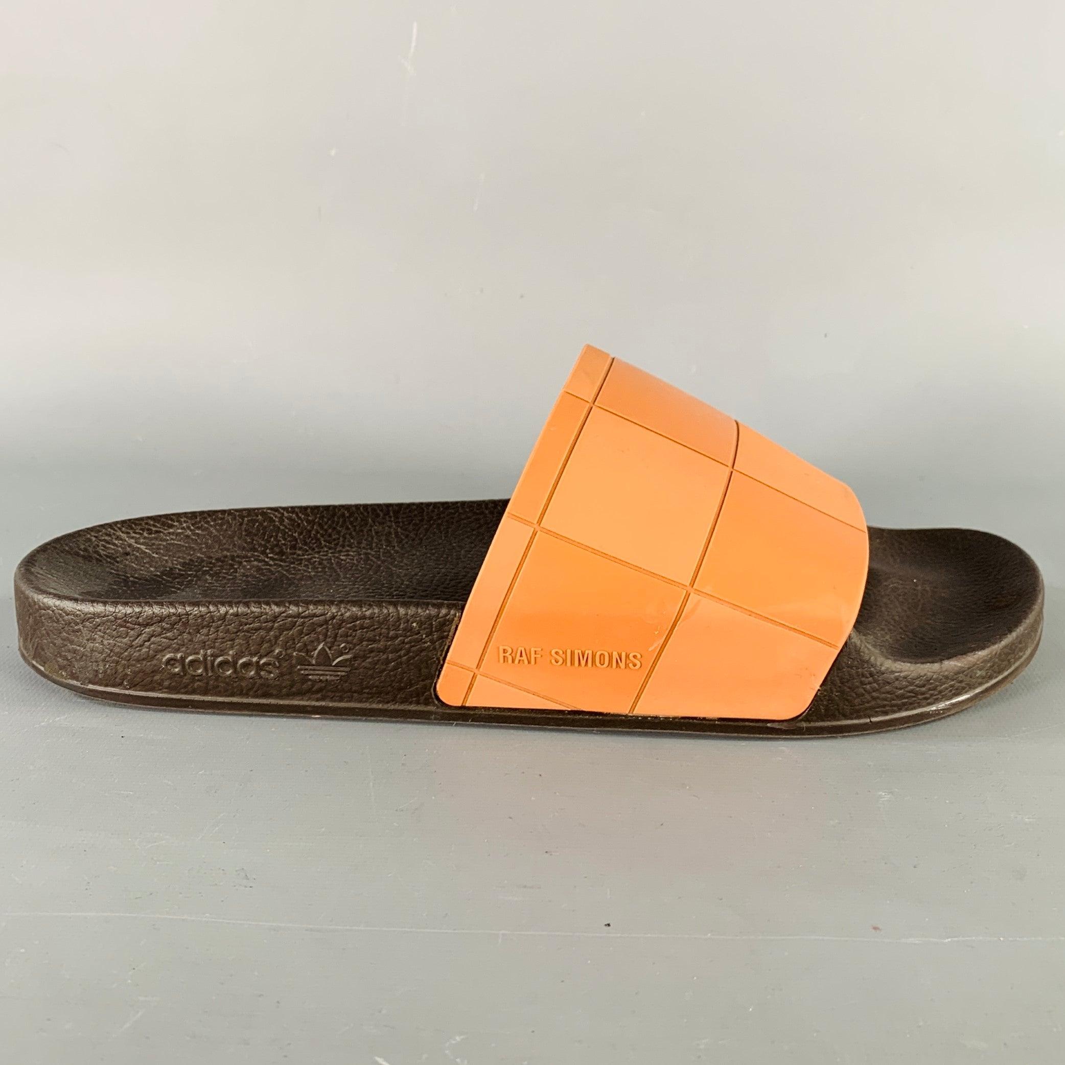 Sandales à glissière ADIDAS x RAF SIMONS en caoutchouc à carreaux tannés et semelle noire. Fabriqué en Italie. Très bon état. Signes d'usure modérés. 

Marqué :   10Semelle d'usure : 11 pouces  x 4 pouces 
  
  
 
Référence Sui Generis :