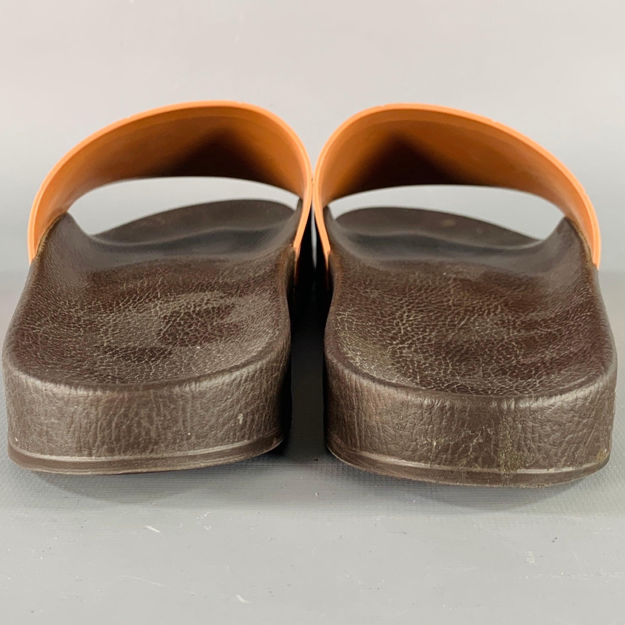 Beige RAF SIMONS Taille 10 Tan Black Checkered Rubber Slide Sandals (Sandales en caoutchouc à carreaux) en vente
