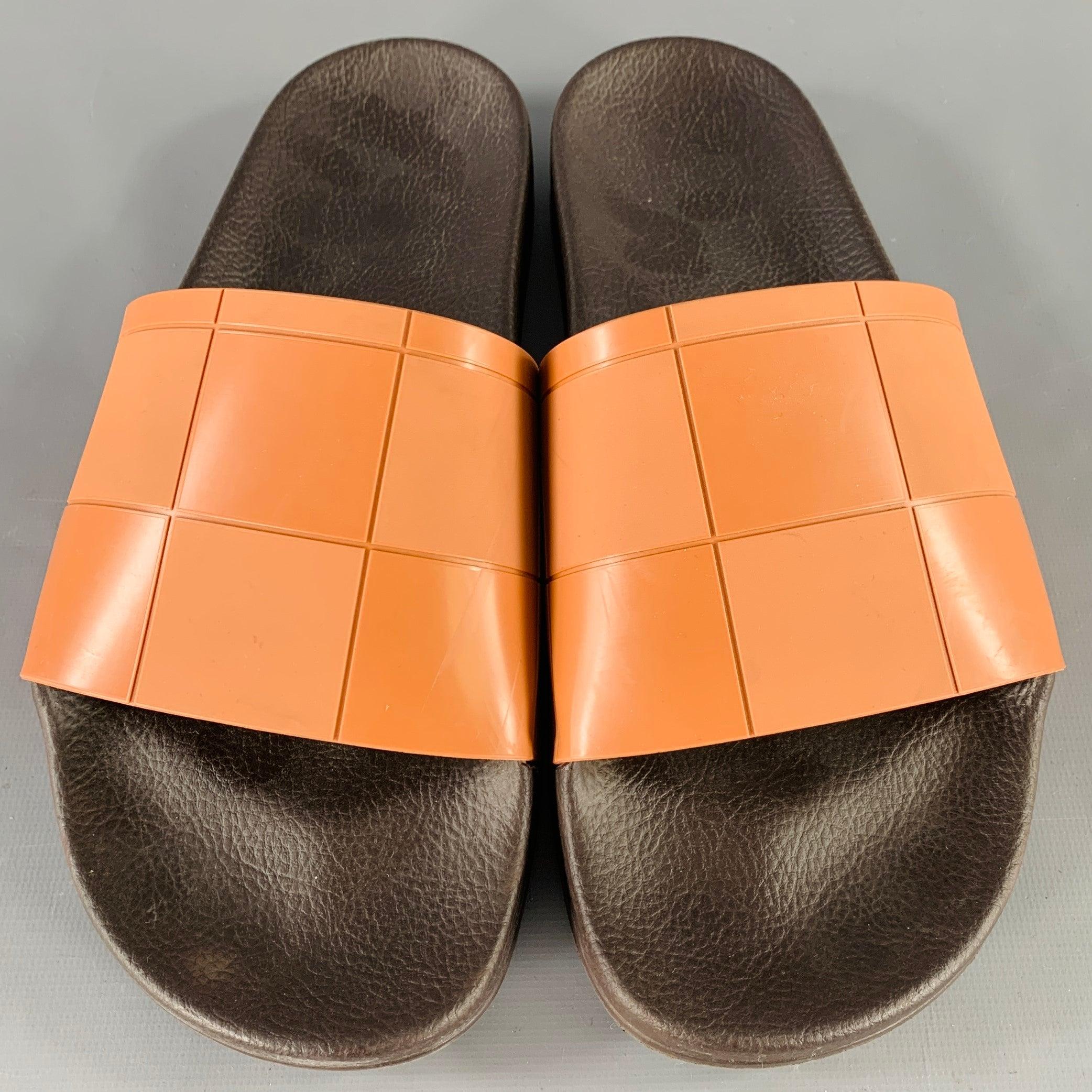RAF SIMONS Taille 10 Tan Black Checkered Rubber Slide Sandals (Sandales en caoutchouc à carreaux) Bon état - En vente à San Francisco, CA