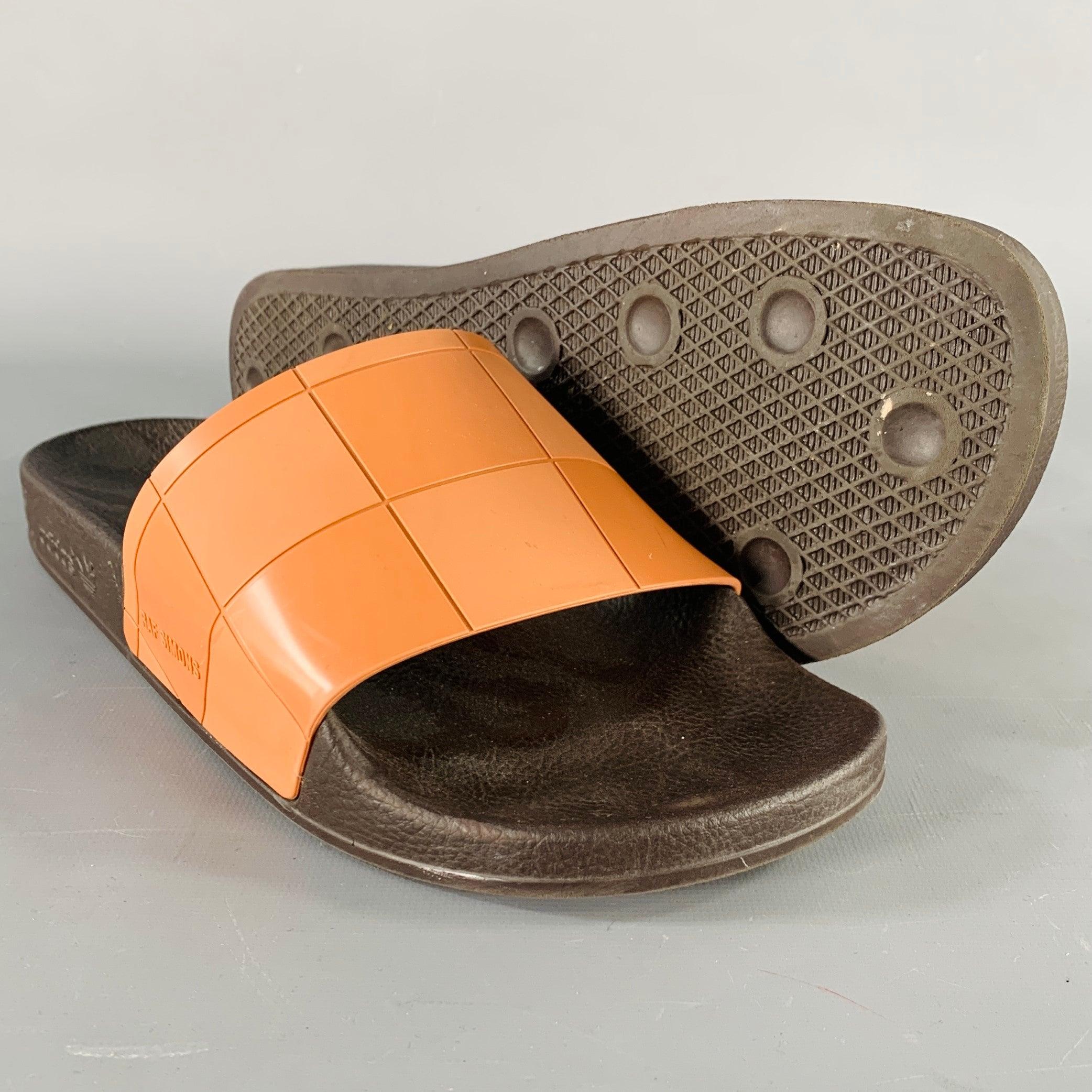 RAF SIMONS Taille 10 Tan Black Checkered Rubber Slide Sandals (Sandales en caoutchouc à carreaux) Pour hommes en vente