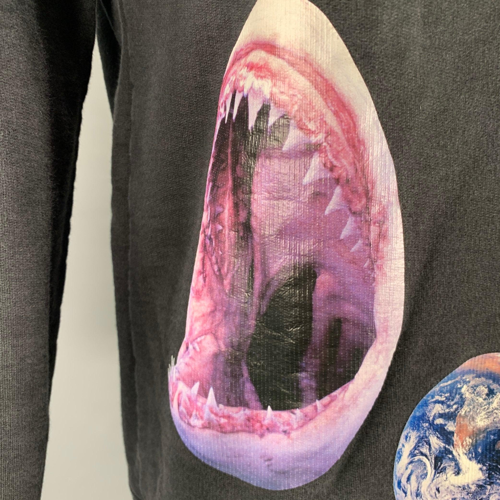 RAF SIMONS x STERLING RUBY sweatshirt
in a black cotton knit featuring shark and outer space prints, long sleeves, and crew neck. Made in Portugal.Very Good Pre-Owned Condition. Moderate signs of wear, please check photos. As is. 

Marked:   XXL