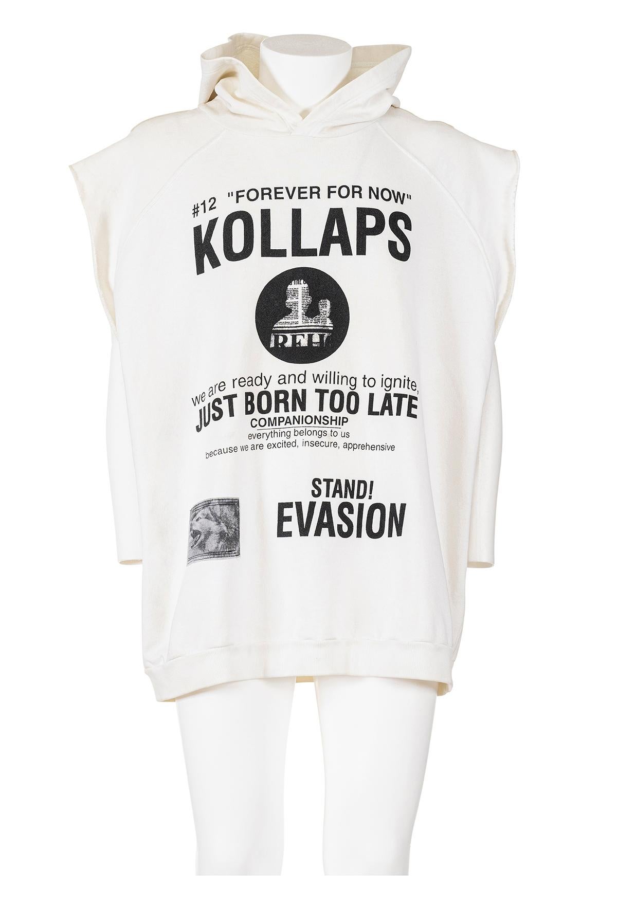 Rara e icónica sudadera sin mangas con capucha 'Kollaps' de Raf Simons para la primavera-verano de 2002.
De Woe Onto Those Who Spit on the Fear Generation... Colección 
