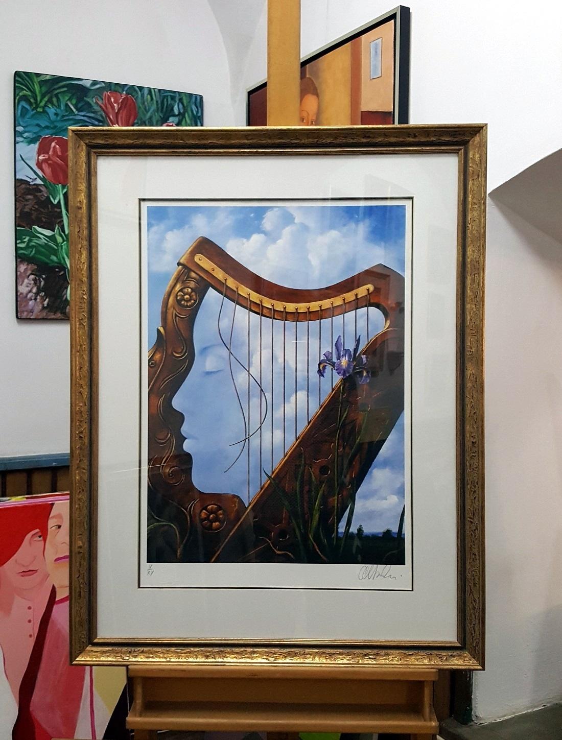 Harfe - 21. Jahrhundert, figurativer surrealistischer Druck, Musikinstrument, Blumen – Print von Rafał Olbiński