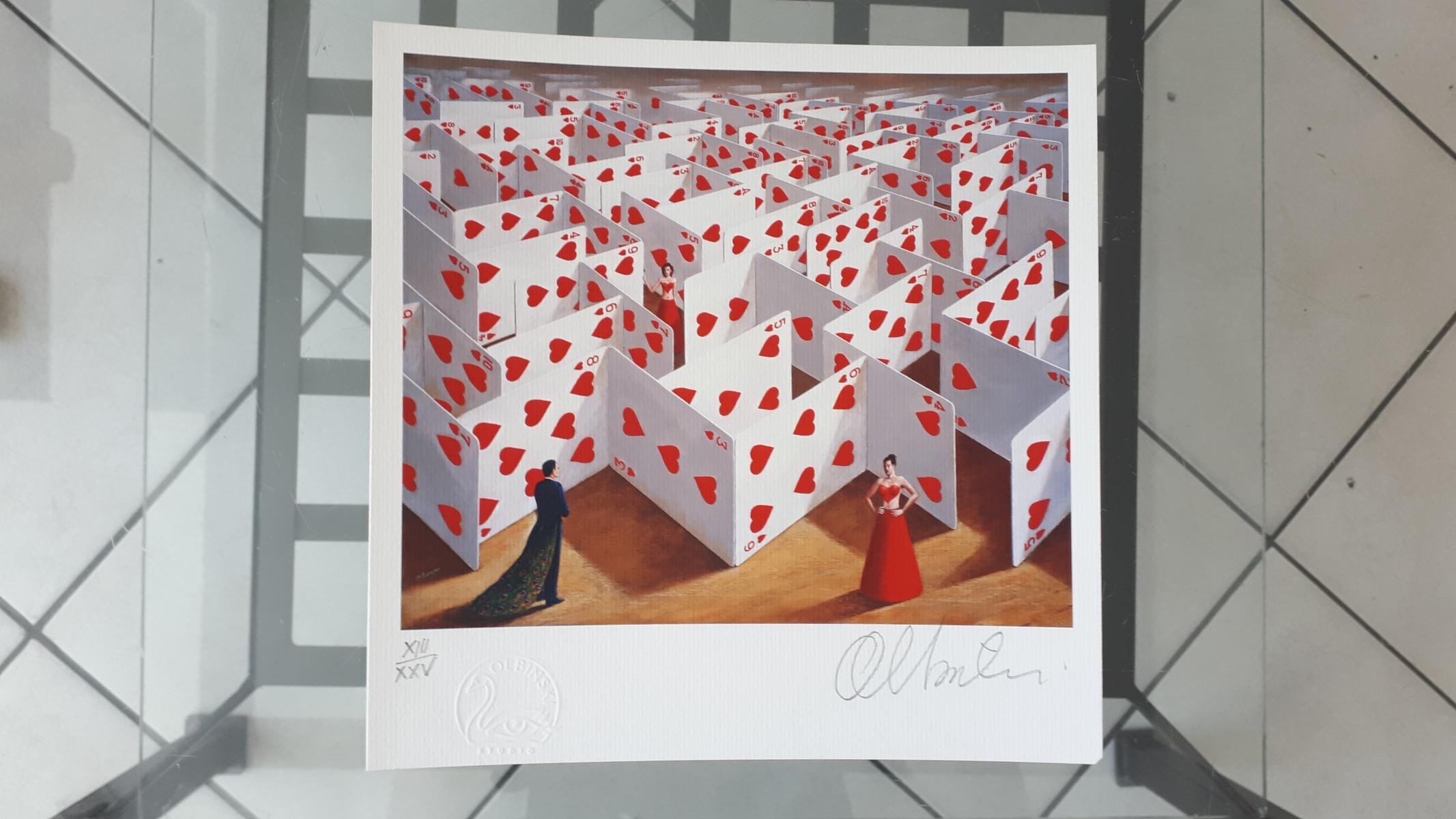 Ein Labyrinth der Herzen – figurativer surrealistischer Druck, lebhafte Farben, Ein Paar – Print von Rafał Olbiński