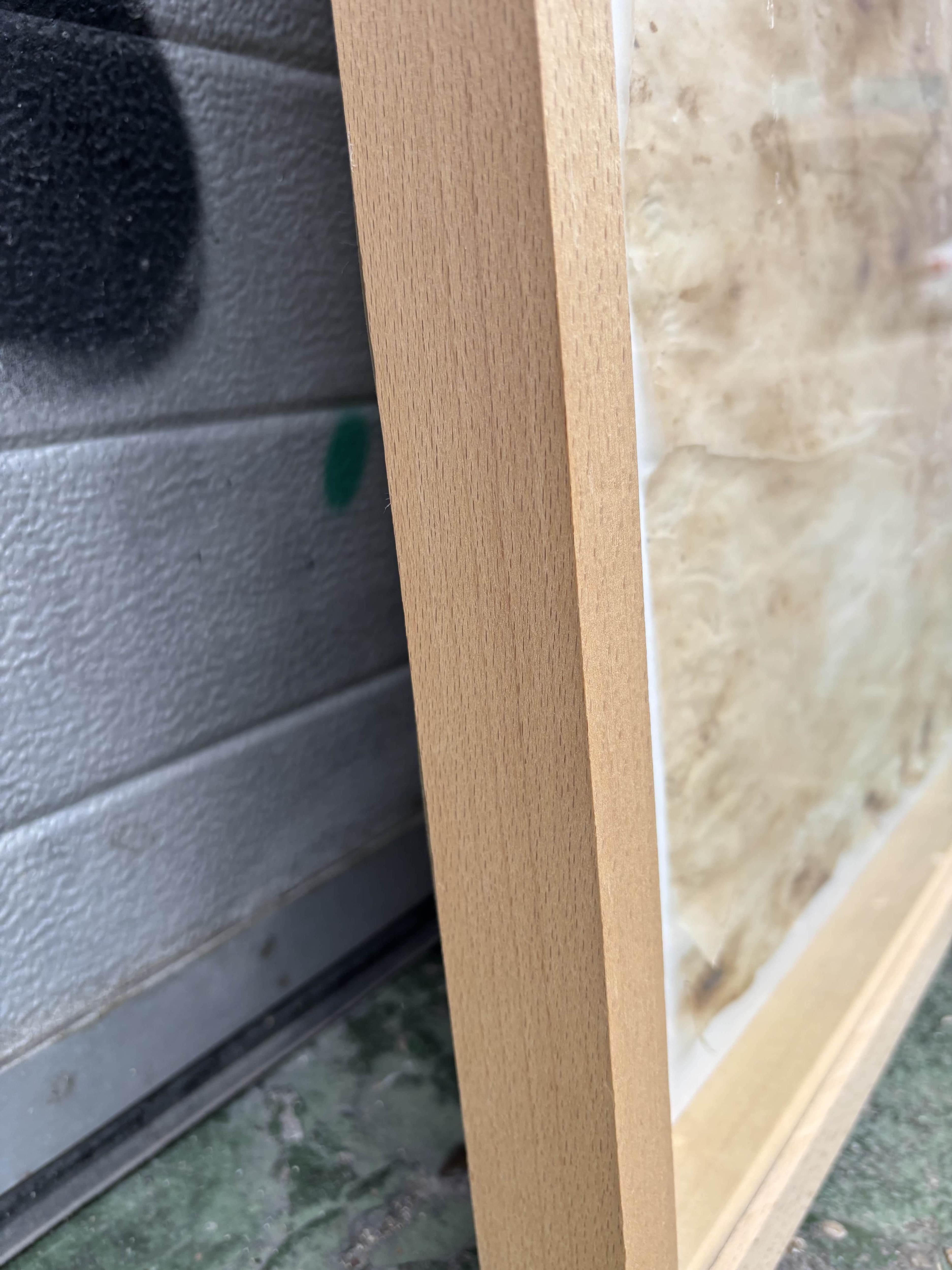 Esta obra de arte presenta una cautivadora exploración de la textura y la forma, utilizando materiales orgánicos y rústicos que evocan una sensación de antigüedad. La pieza se compone de capas de papel apergaminado dispuestas en formato de tríptico,