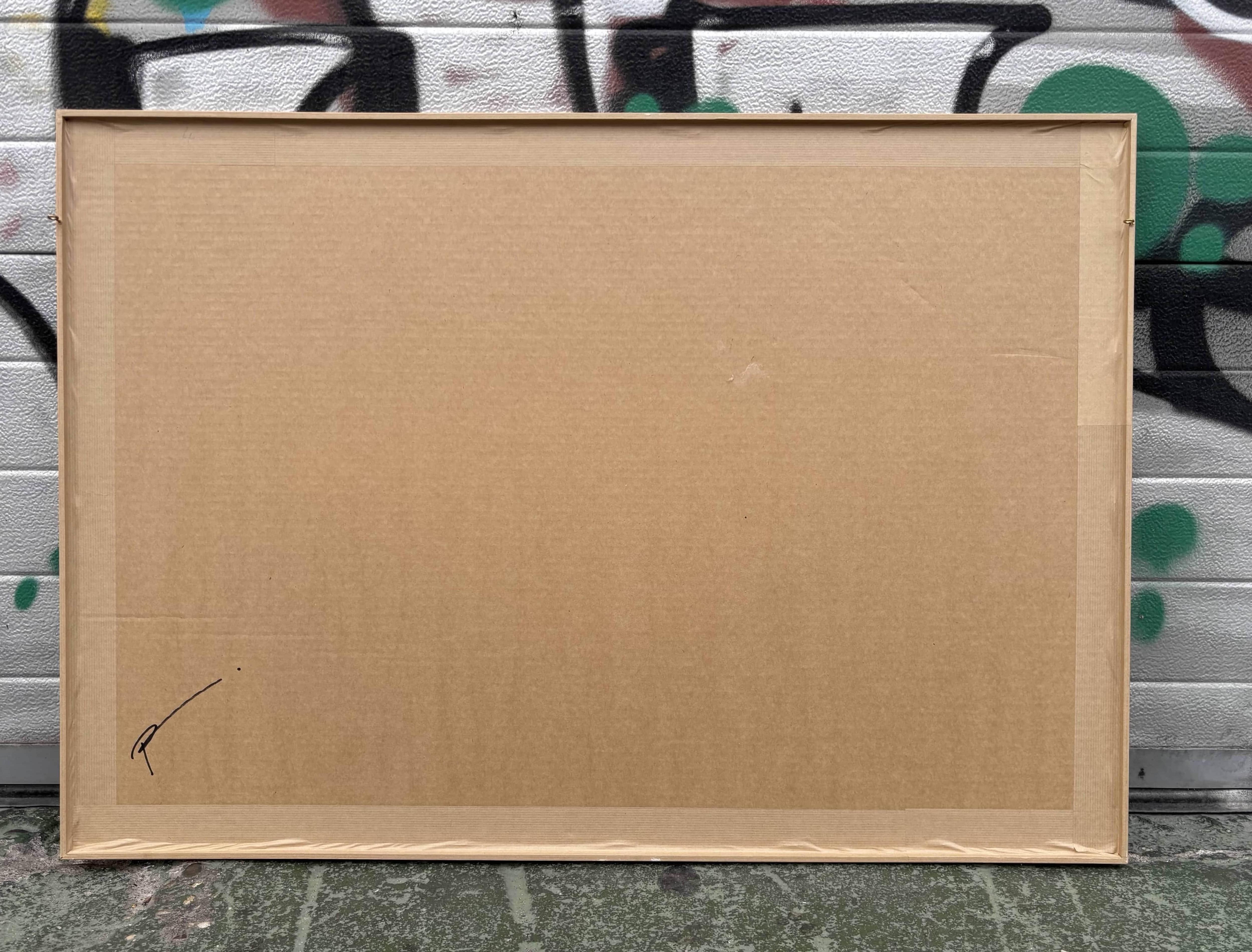 Esta obra presenta una pieza grande e irregular de material desgastado, de color marrón dorado, aparentemente arrancada de su forma original. Dominando su superficie, una llamativa franja negra que contrasta horizontalmente crea una impactante