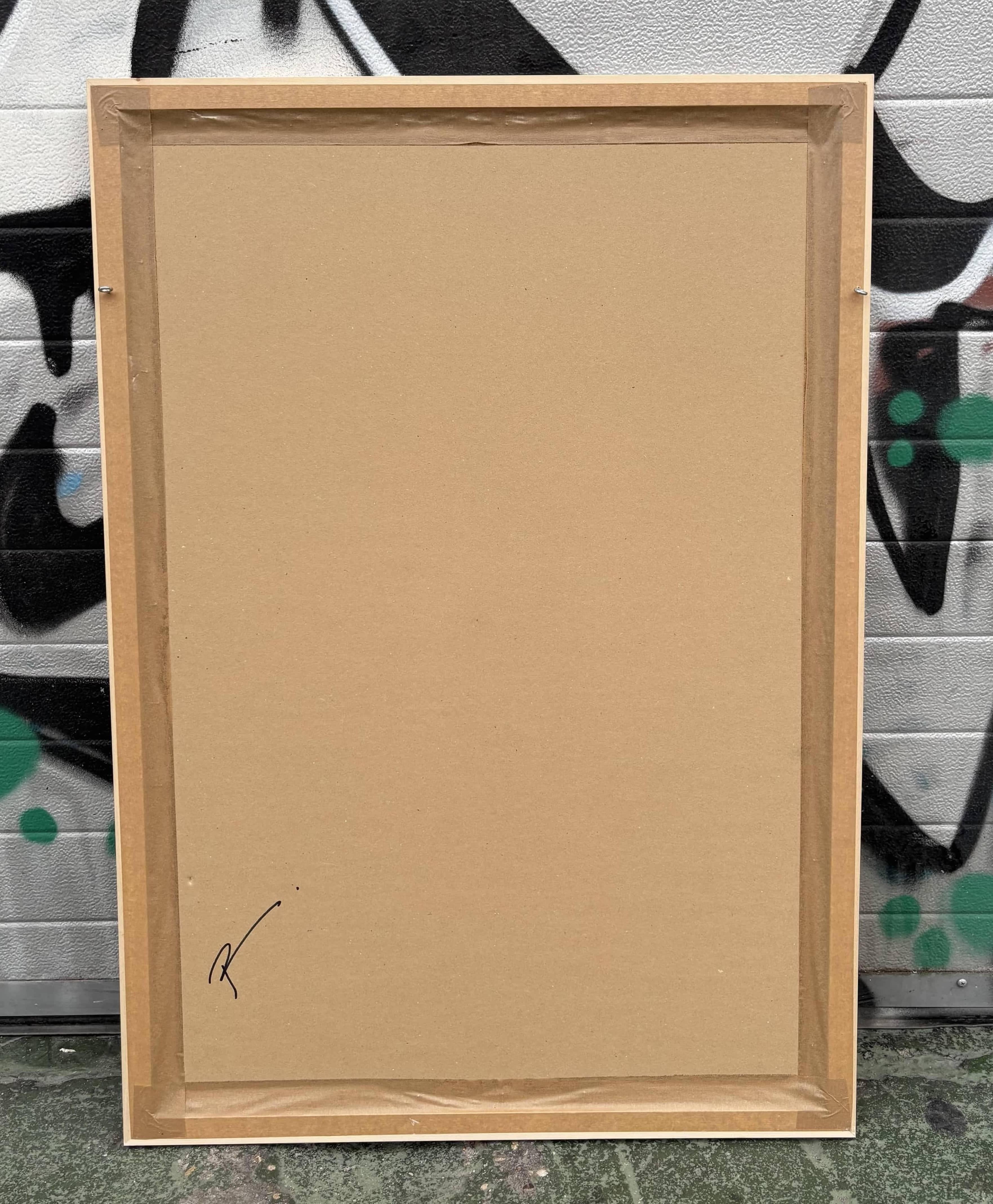 Esta obra es una intrigante mezcla de collage y composición abstracta. Dominada por un papel marrón desgastado como base, emana un aura vintage. Una franja diagonal de color azul pastel con delicados motivos florales blancos la atraviesa, creando un