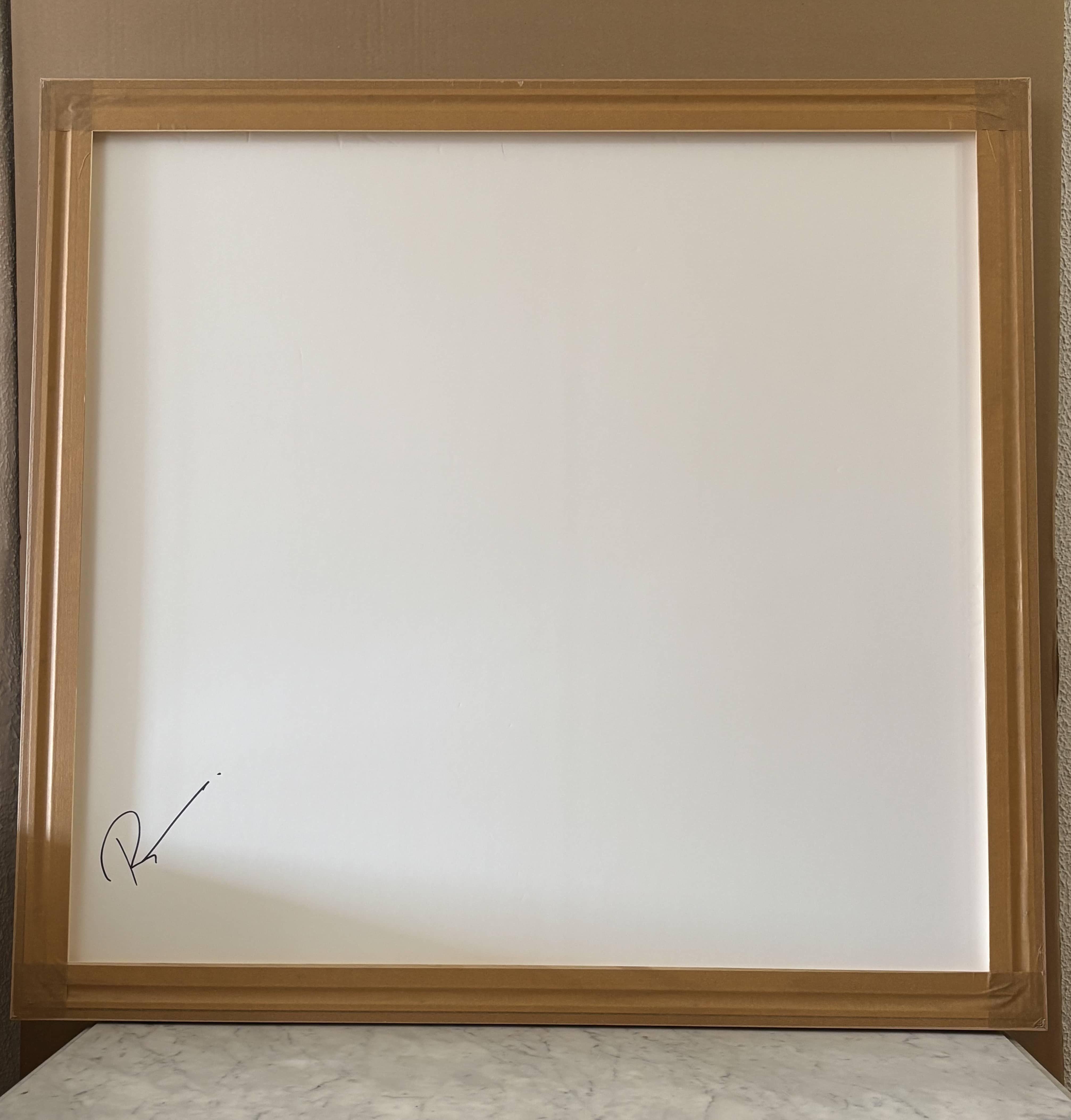 Esta obra es un impactante collage que combina una geometría audaz y texturas variadas. Dominando la composición se encuentra una vibrante y angular forma naranja, equilibrada por un triángulo negro que contrasta, inyectando una tensión dramática.