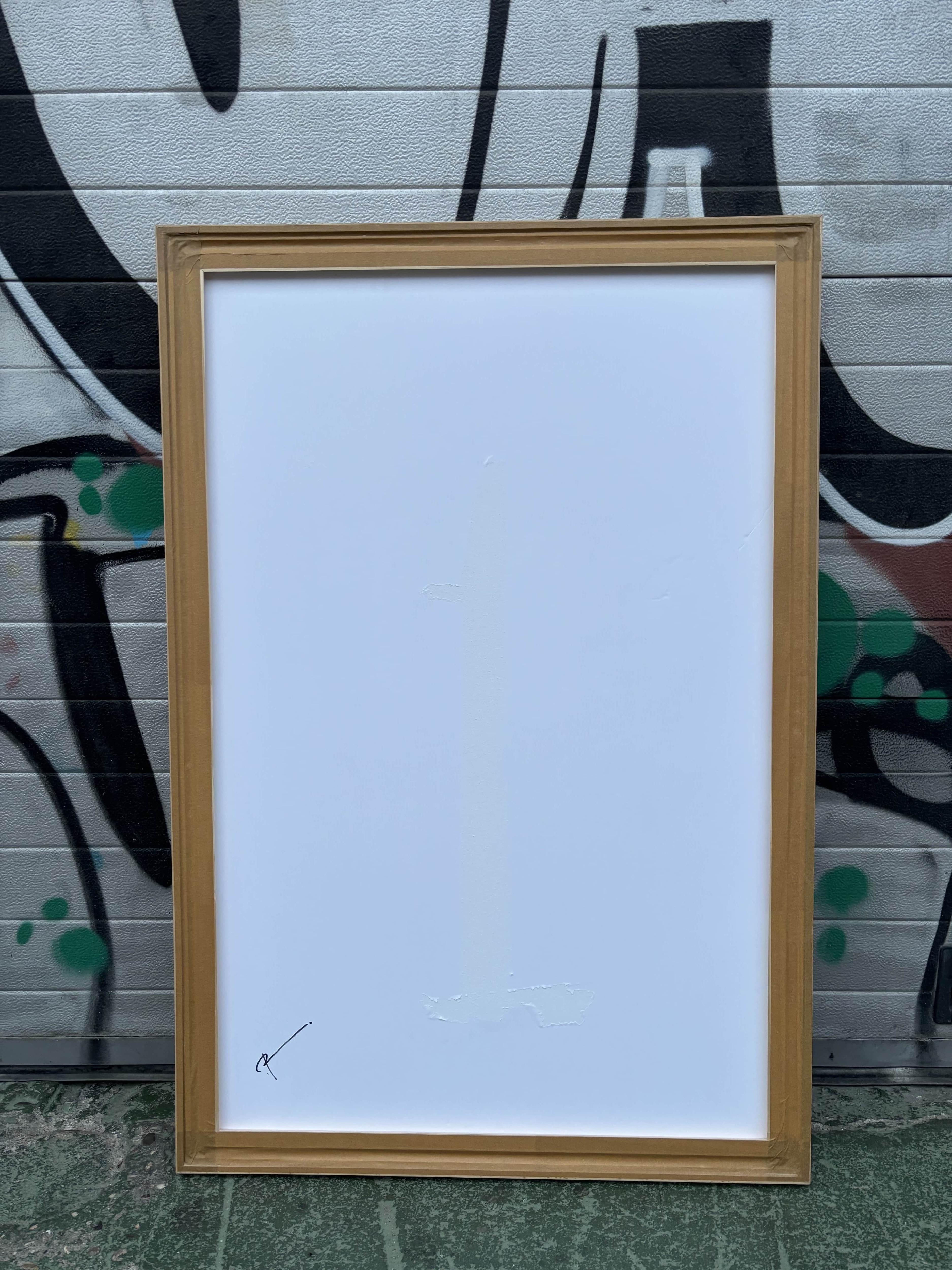 Esta obra es un poderoso ejemplo de abstracción minimalista, que utiliza formas geométricas y colores vibrantes para transmitir significado. La composición presenta tres elementos principales: una sección beige texturizada que forma el fondo,