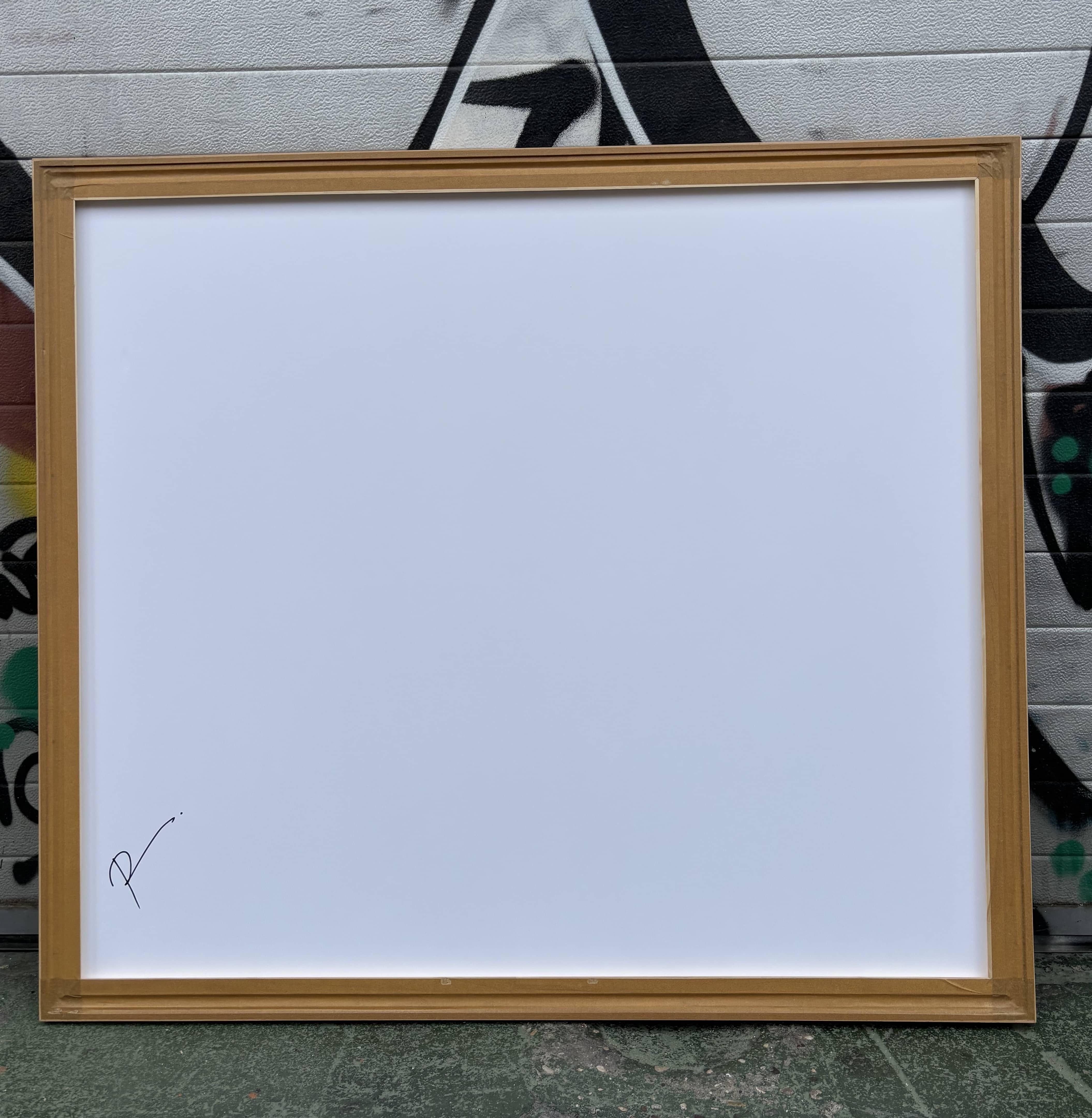 Esta obra de arte es un ejemplo impactante de minimalismo abstracto, compuesta por formas geométricas audaces y texturas contrastantes. Dominando la sección superior se encuentra un vasto y vibrante rectángulo rojo, que irradia energía e intensidad.