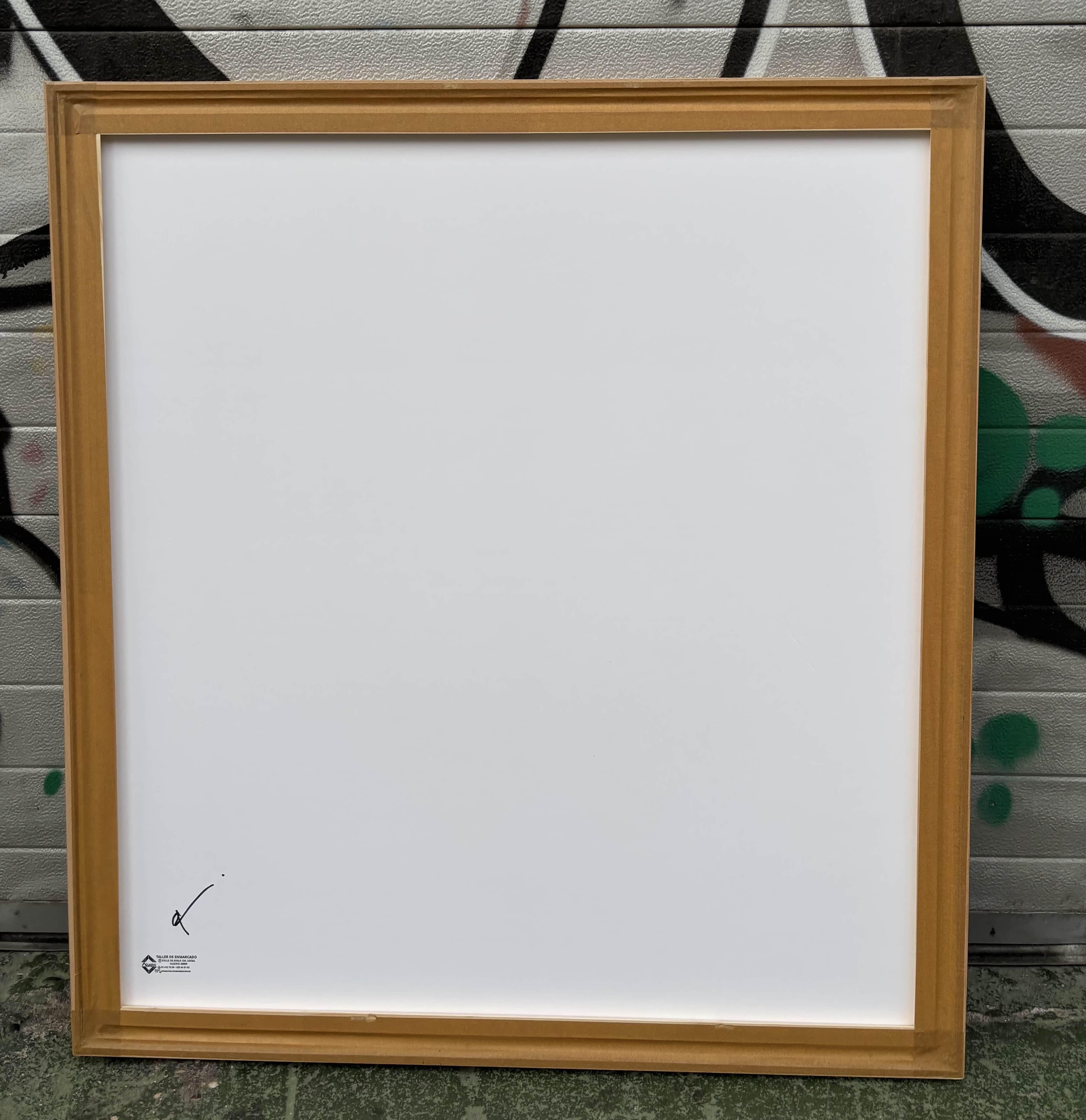 Dieses Kunstwerk ist eine eindrucksvolle Komposition in Mischtechnik, die durch die auffällige Verwendung von Farbe und Form die Aufmerksamkeit auf sich zieht. Eine dominante rote, unregelmäßige und texturierte Form erstreckt sich vertikal nach