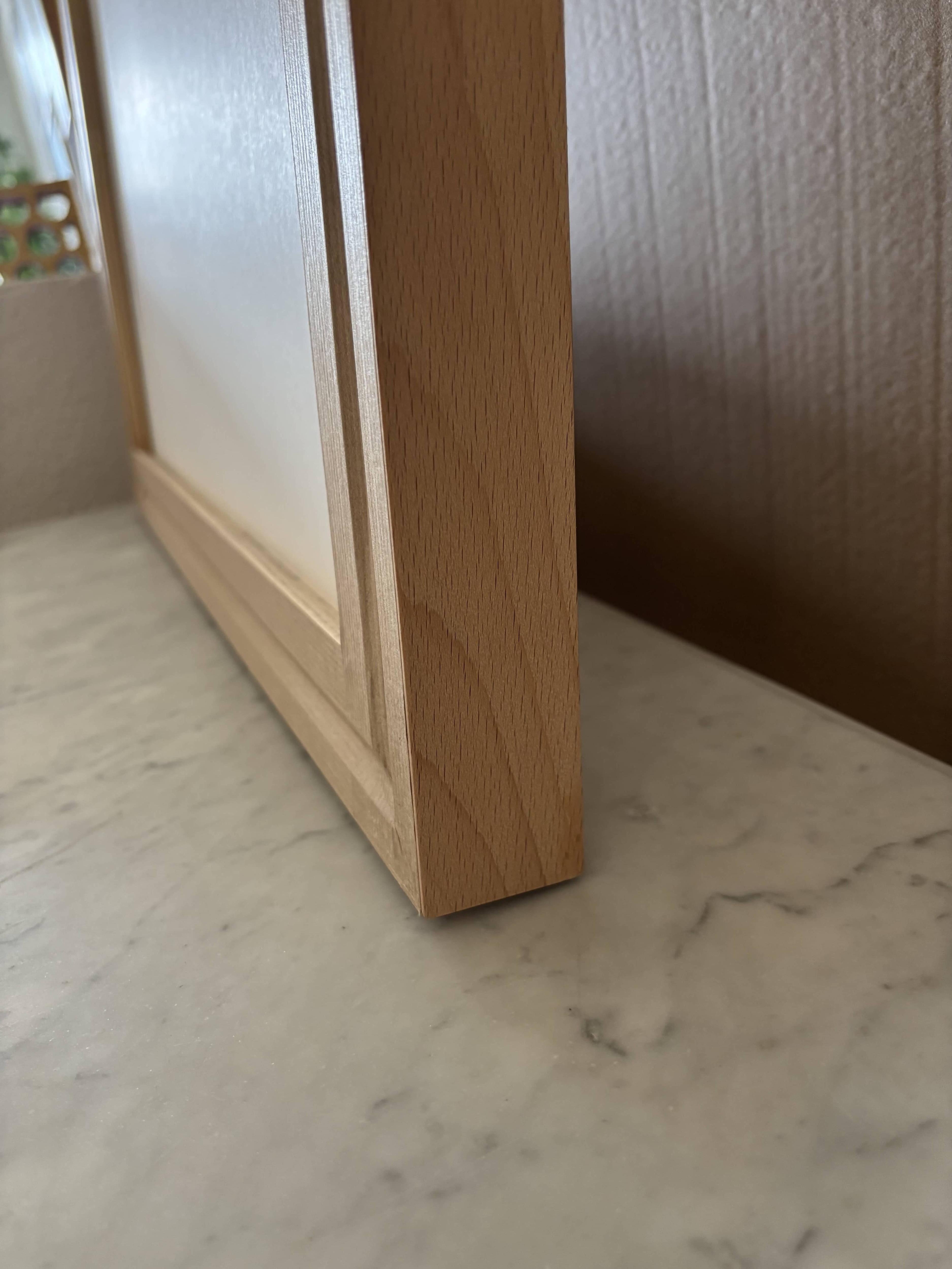 Dieses Werk ist ein Beispiel für eine gelungene Kombination aus geografischer Abstraktion und Texturverknüpfung. Dominiert von einer auffälligen vertikalen Komposition, präsentiert das Stück eine beeindruckende Kombination von Farben und Formen. Der