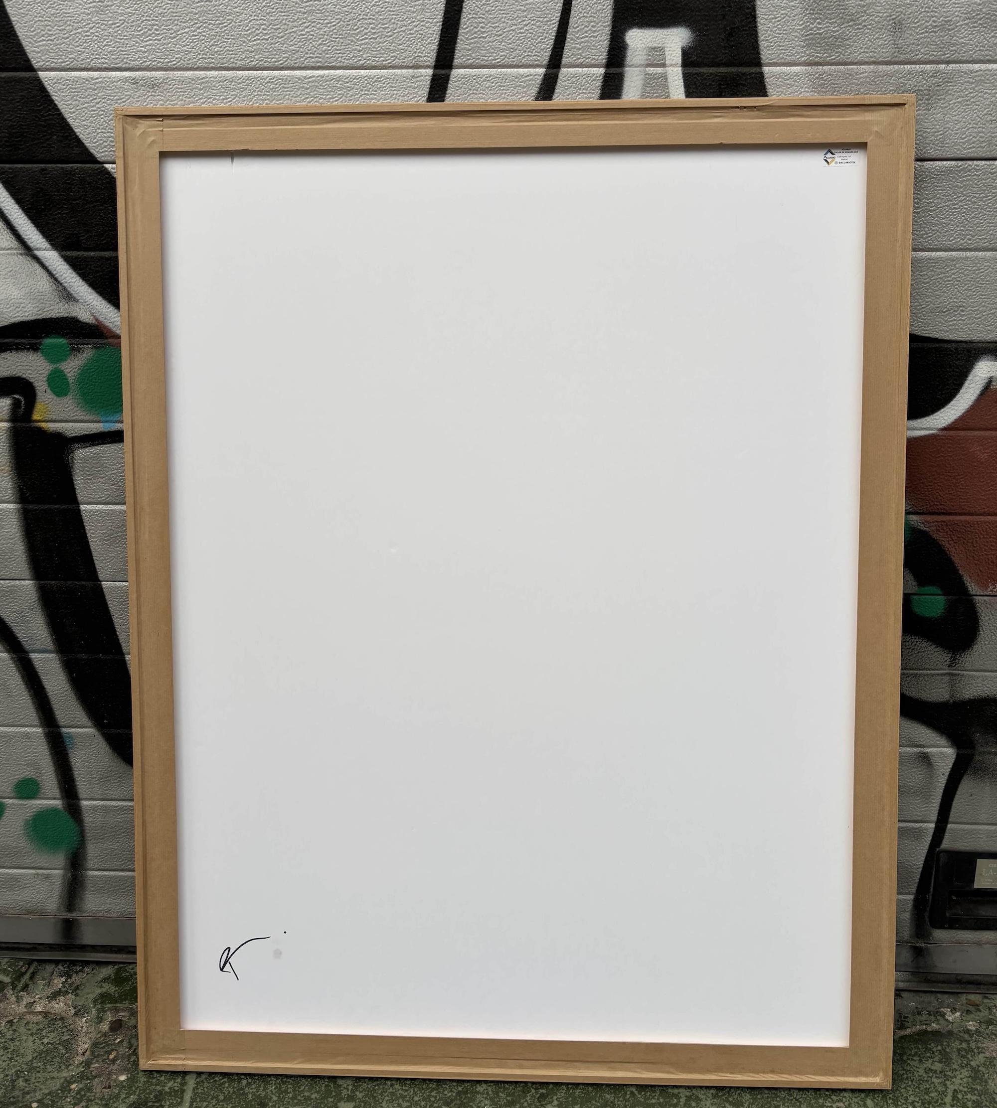 Dieses Kunstwerk ist ein eindrucksvolles Beispiel für geometrisch-abstrakte Kunst, das sich durch seine kühne Verwendung von Farbe und Form auszeichnet. Die Komposition wird von einer großen Fläche in leuchtendem Rot an der Spitze dominiert, die