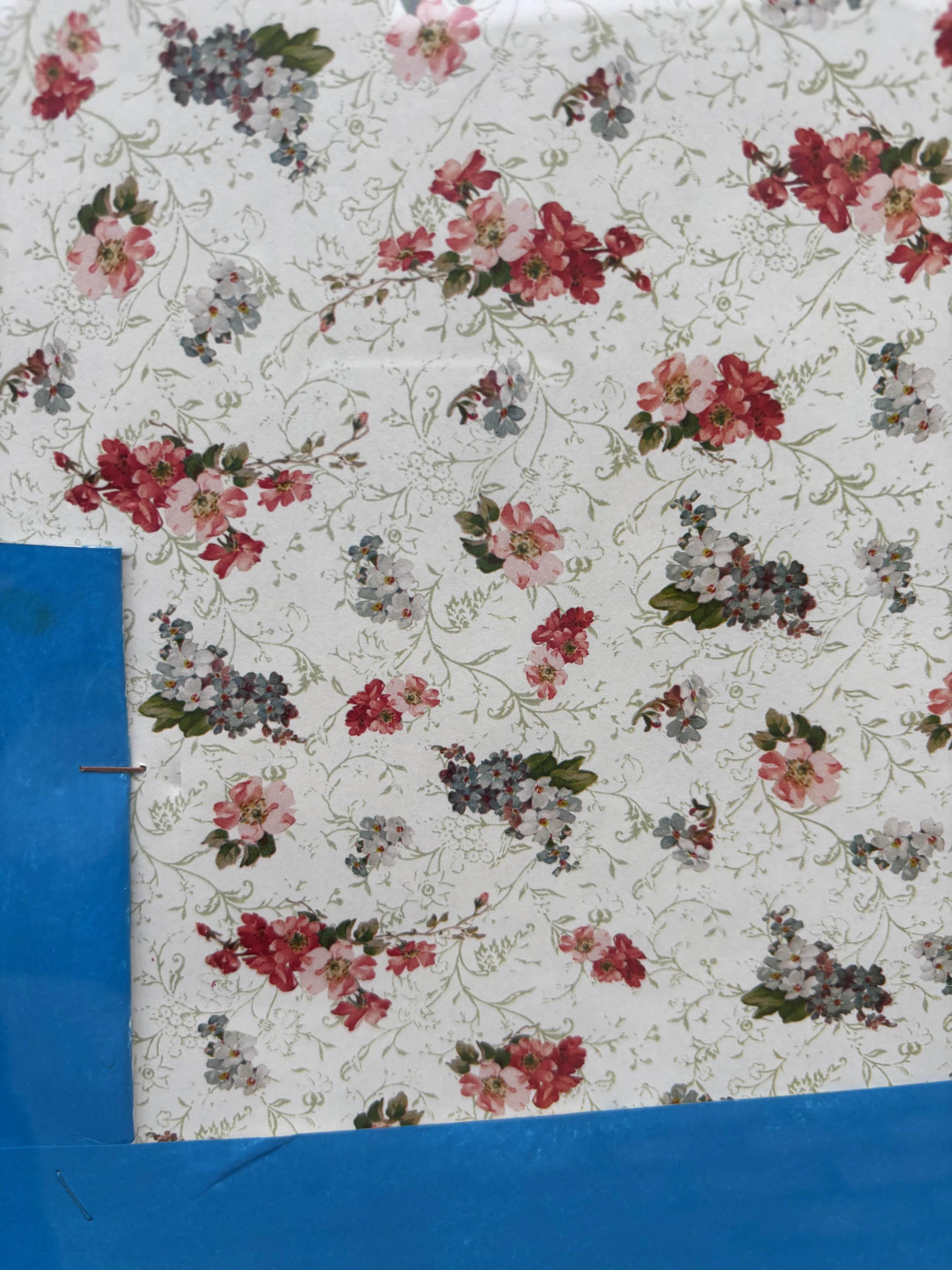 Dieses Kunstwerk ist eine lebendige Collage, die durch ihre mutige Verwendung von Farbe und Form die Aufmerksamkeit auf sich zieht. In der Komposition dominiert eine intensive blaue Struktur, die auf einem kontrastreichen Grundriss angeordnet ist.