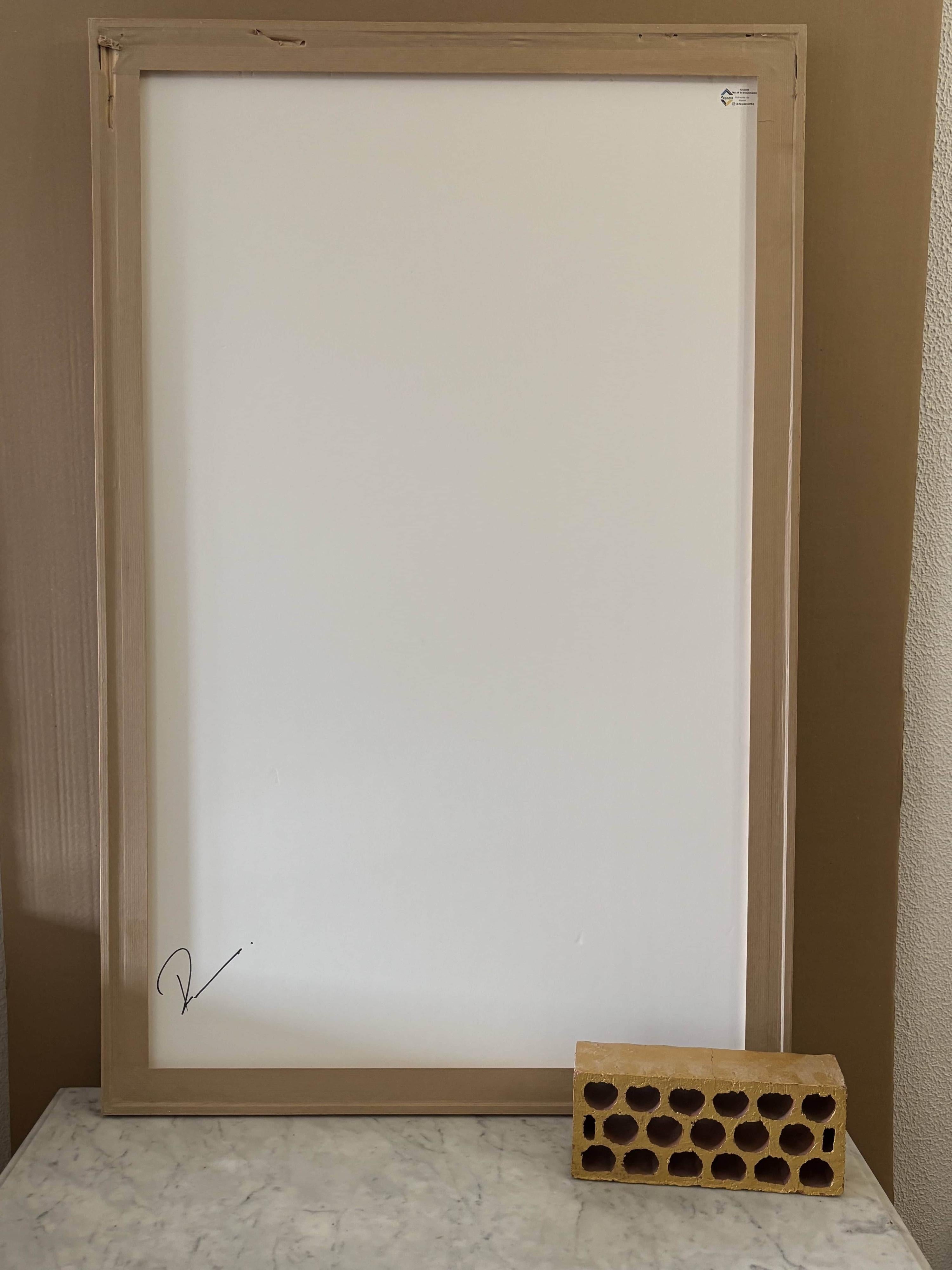 Das Werk ist ein eindrucksvolles Beispiel für geomantische Abstraktion, das eine überraschende Kombination von Farben und Formen verwendet. Dominiert von einem lebendigen, kräftigen Amarillo-Französisch mit spürbarer Textur, erweckt das Stück sofort