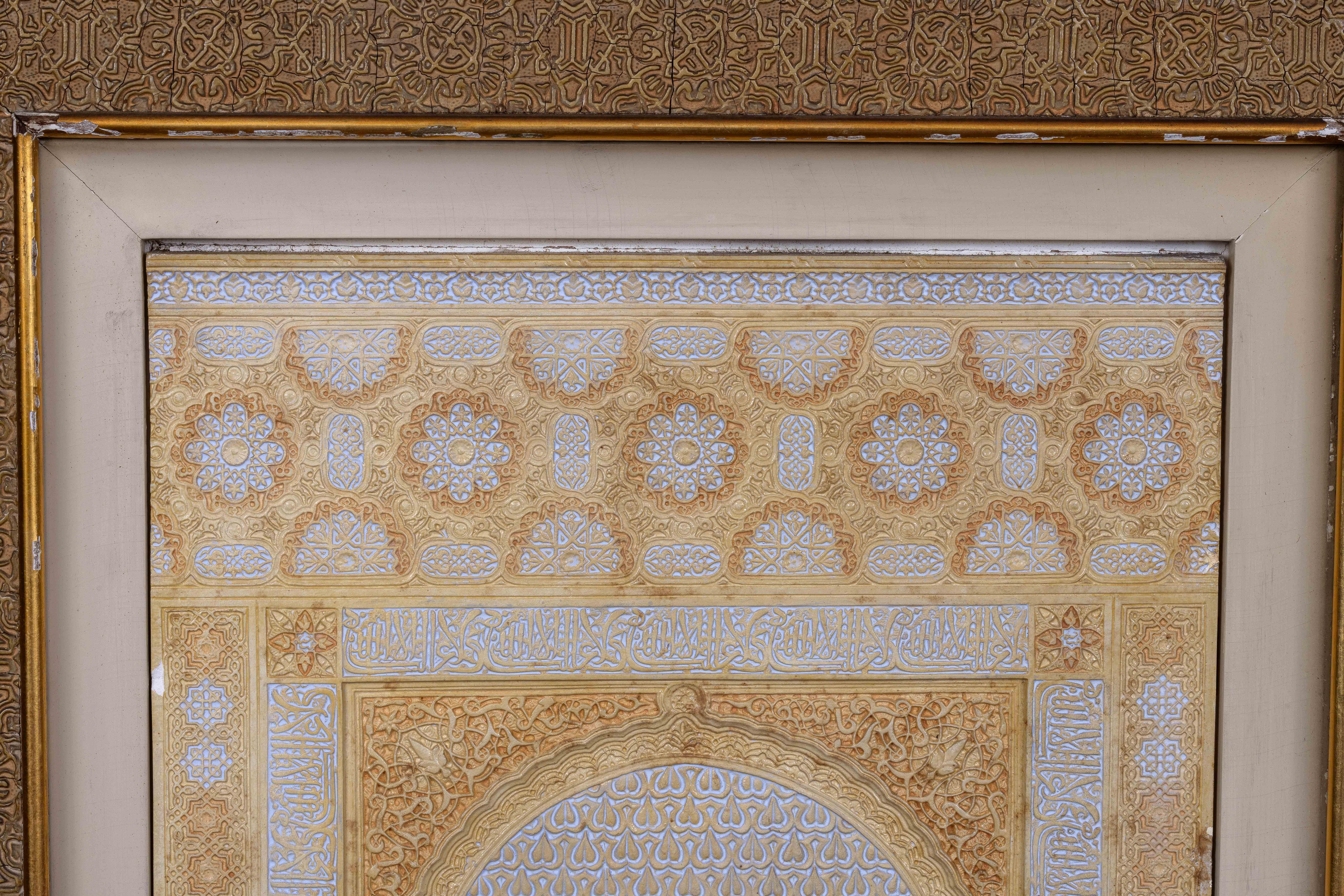 Rafael Contreras, Eine große architektonische Modellplakette der spanischen Alhambra.

Ende des 19. Jahrhunderts. Polychrom und vergoldetes Gesso.

Original bedrucktes Papieretikett verso: 
