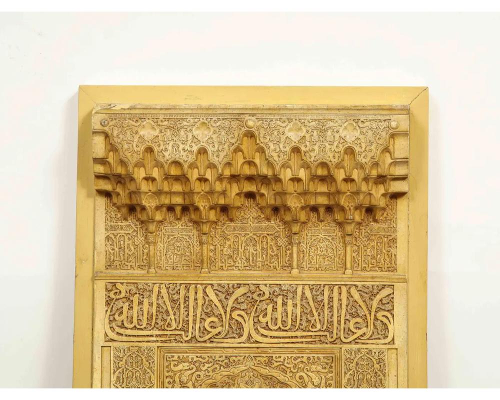 Rafael Contreras (español, 1824 - 1890) Placa modelo arquitectónica de la Alhambra, siglo XIX.

Gran y magnífica placa hispanomorisca de la Alhambra, obra de Rafael Contreras, con caligrafía árabe. 

Yeso coloreado (estuco, alicatado y madera