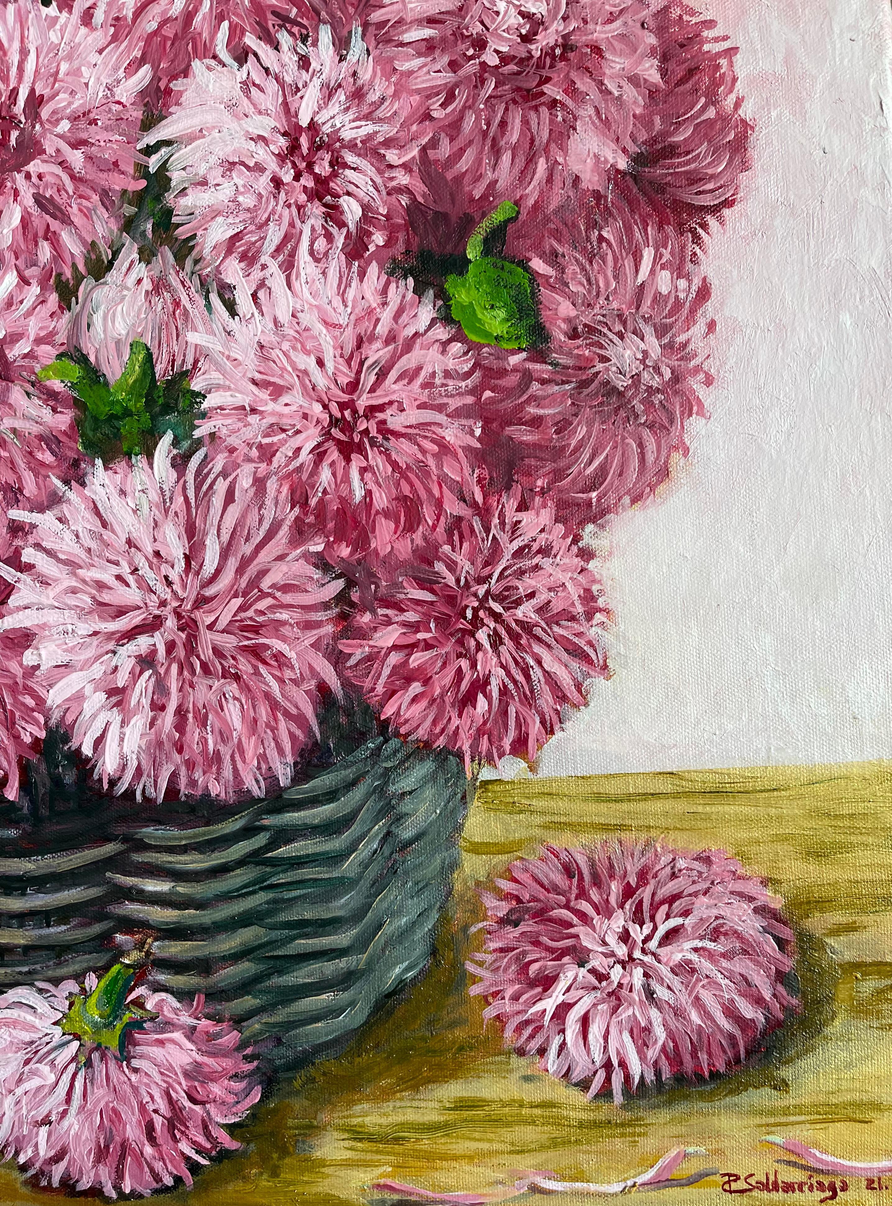  Rosa Chrysanthemen im Korb (Pink), Still-Life Painting, von Rafael Saldarriaga