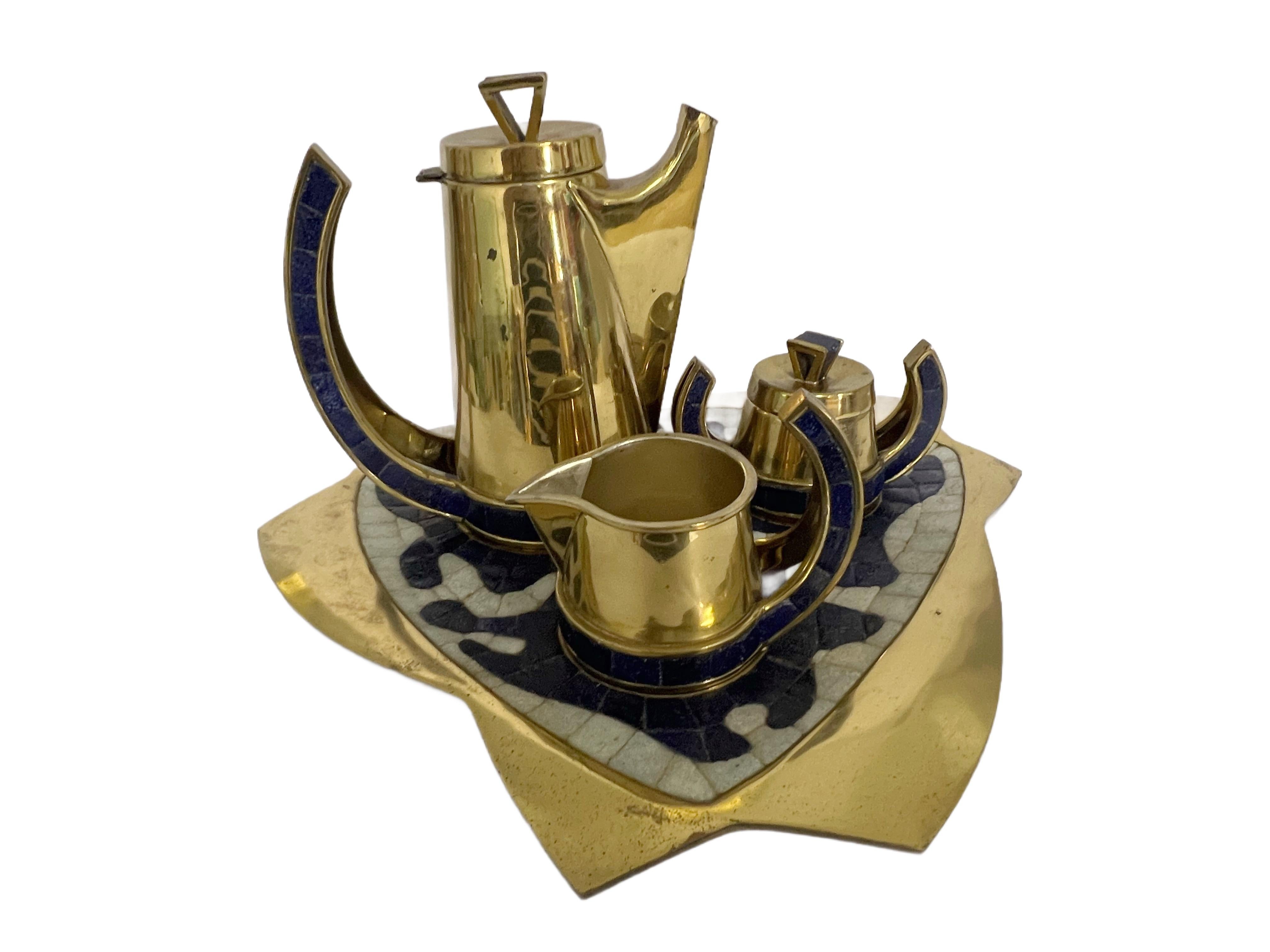 Un servizio da tè in ottone e mosaico di vetro di Salvador Teran, circa anni Settanta.
Include il vassoio, la caffettiera, la zuccheriera con coperchio e la lattiera. 
