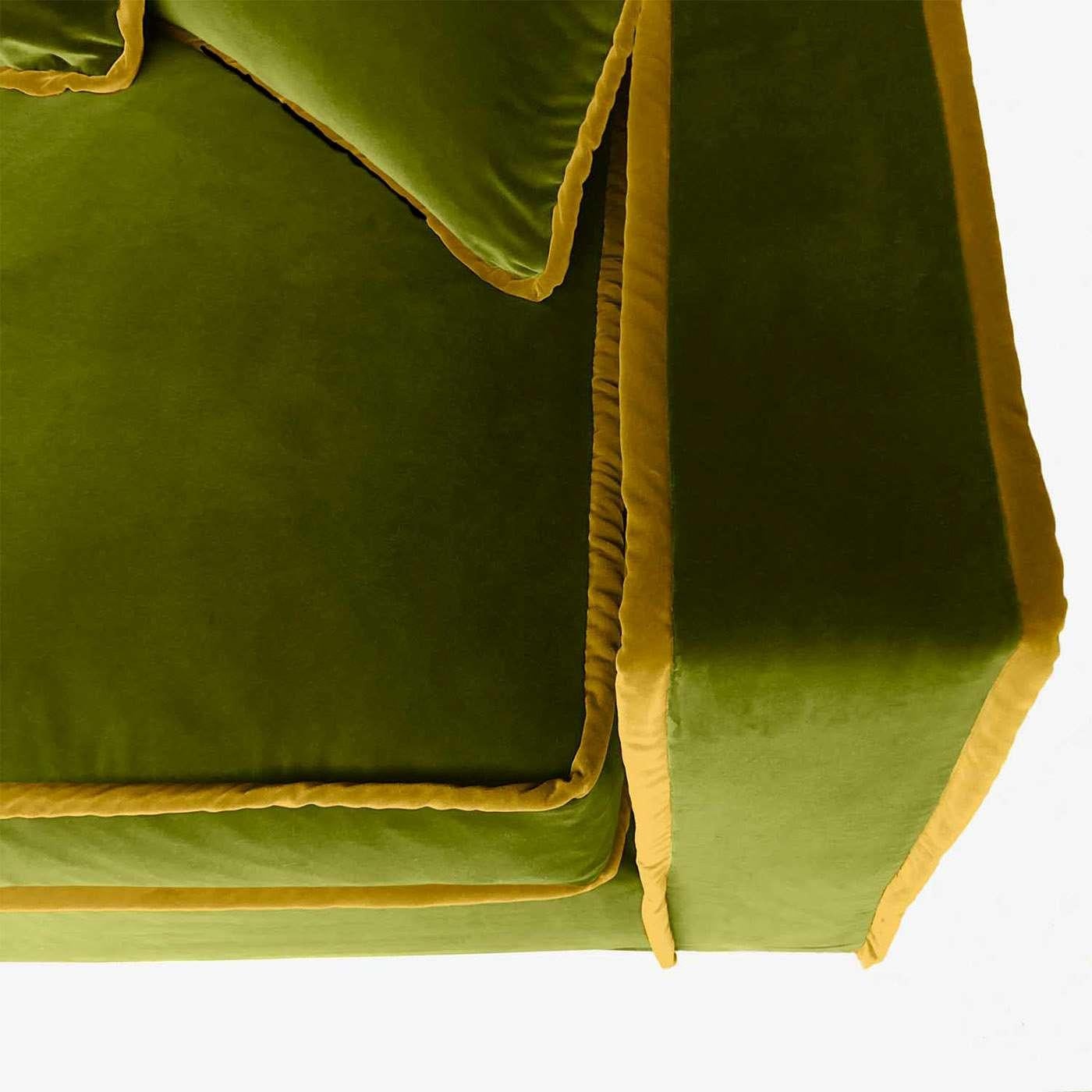 Ce canapé luxueux et généreux est doux au toucher et ultra confortable. Les sièges profonds et le tissu doux font que s'y enfoncer est un vrai plaisir. Le profil angulaire de Rafaella donne à ce style de renouveau une touche de modernité, et ses