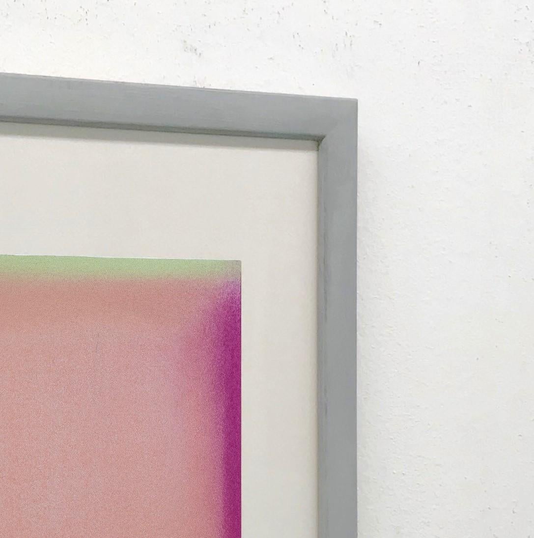 Soglia est la dernière série de l'artiste italien Raffaele Cioffi. Riche de différentes nuances de couleurs mais présentant au public une ambiance minimaliste abstraite, le moins est le plus et pourtant, touchant profondément l'âme des spectateurs,