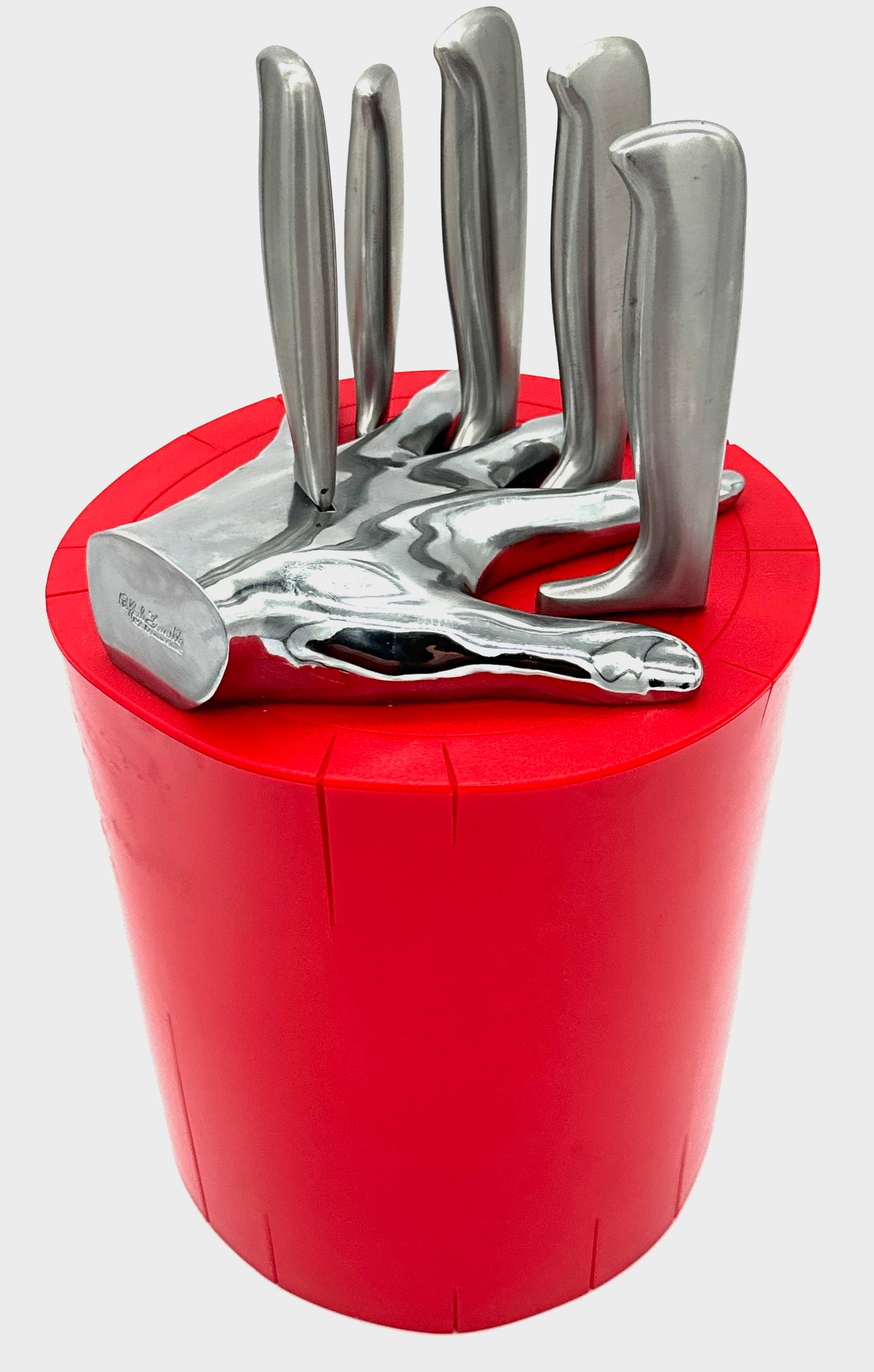 Raffaele Lannello Fünf Finger Pop Art Küche Fünf-Messer-Block-Set, Pop-Art
CIRCA 2009, nicht mehr lieferbar 

Dieses auffallend einzigartige und skurrile Küchenmesserset, entworfen von Raffaele Iannello, ist ein gewagtes Statement, das Pop-Art mit