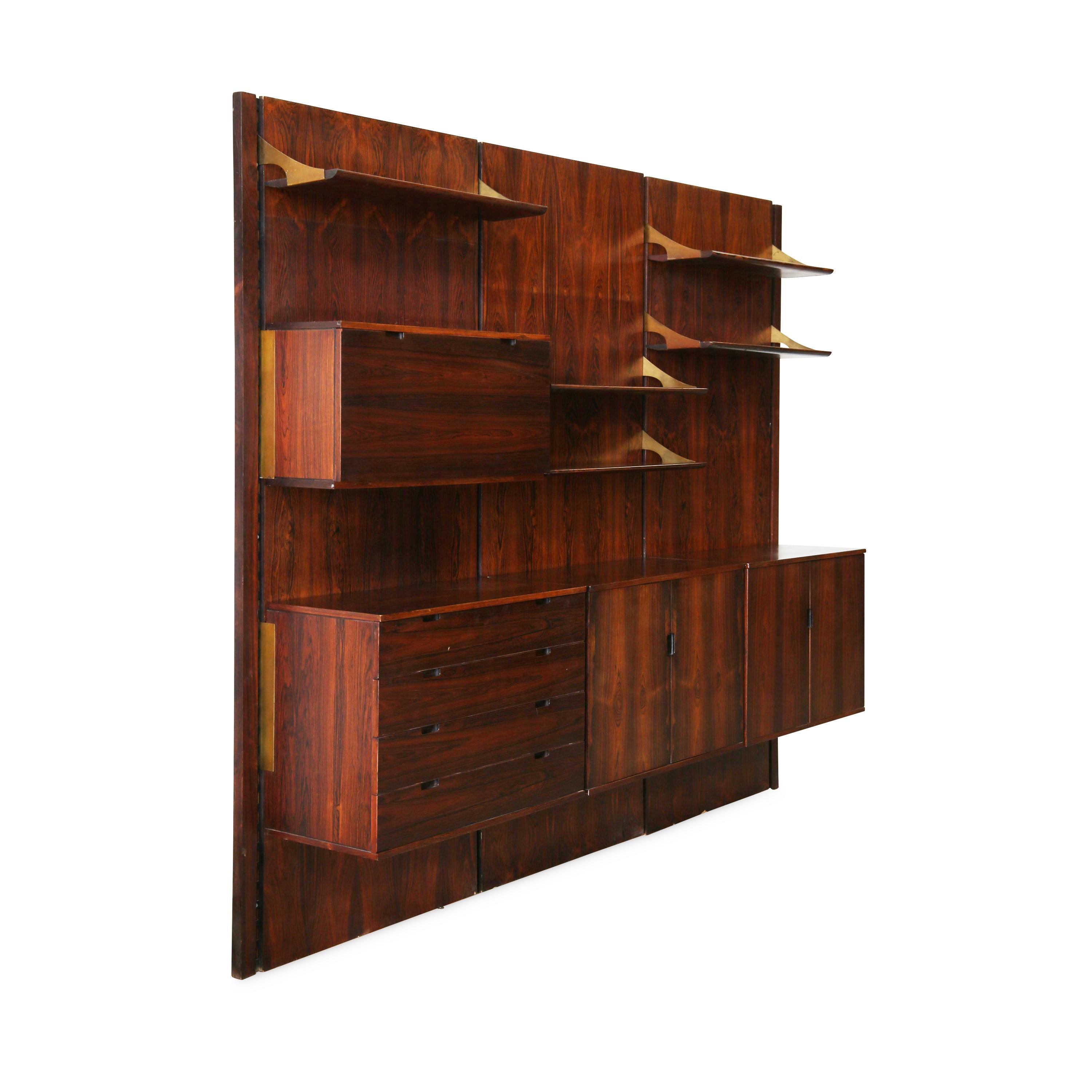 Italian wall bookcase created in the 1960s by Raffaella Crespi and produced by Mobilia.
Uprights in black painted iron, back panels and filing systems in rosewood veneer, anchor hooks in burnished brass and recessed handles.
Five shelves with