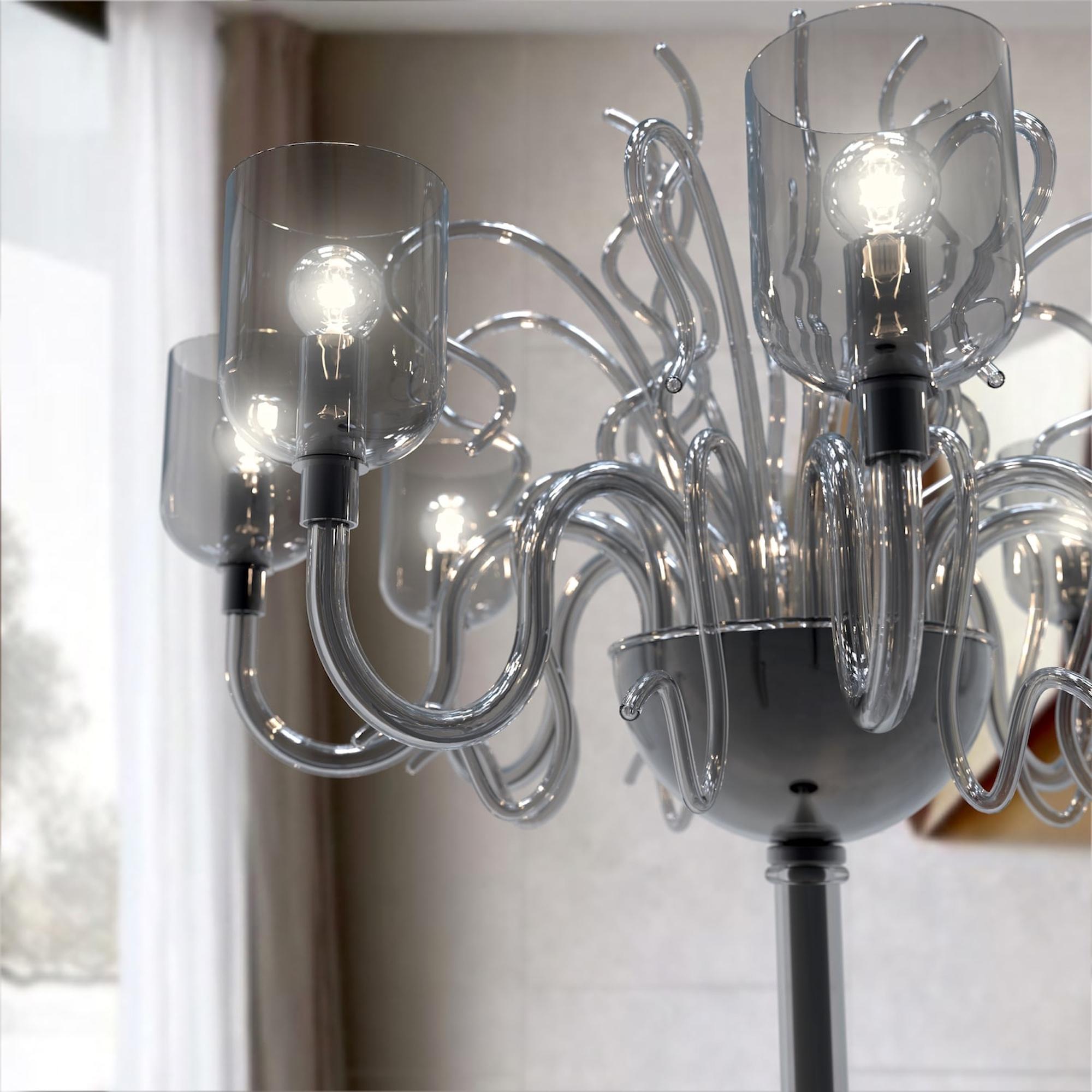 Stehleuchte 8 Lichter.
Raffinierte Details für eine luxuriöse Stehleuchte mit 8 Leuchten.
Diese Lichtkreation wird von Glasmachermeistern nach alten, geheimen Traditionen, die seit Jahrhunderten von Vater zu Sohn weitergegeben werden, vollständig