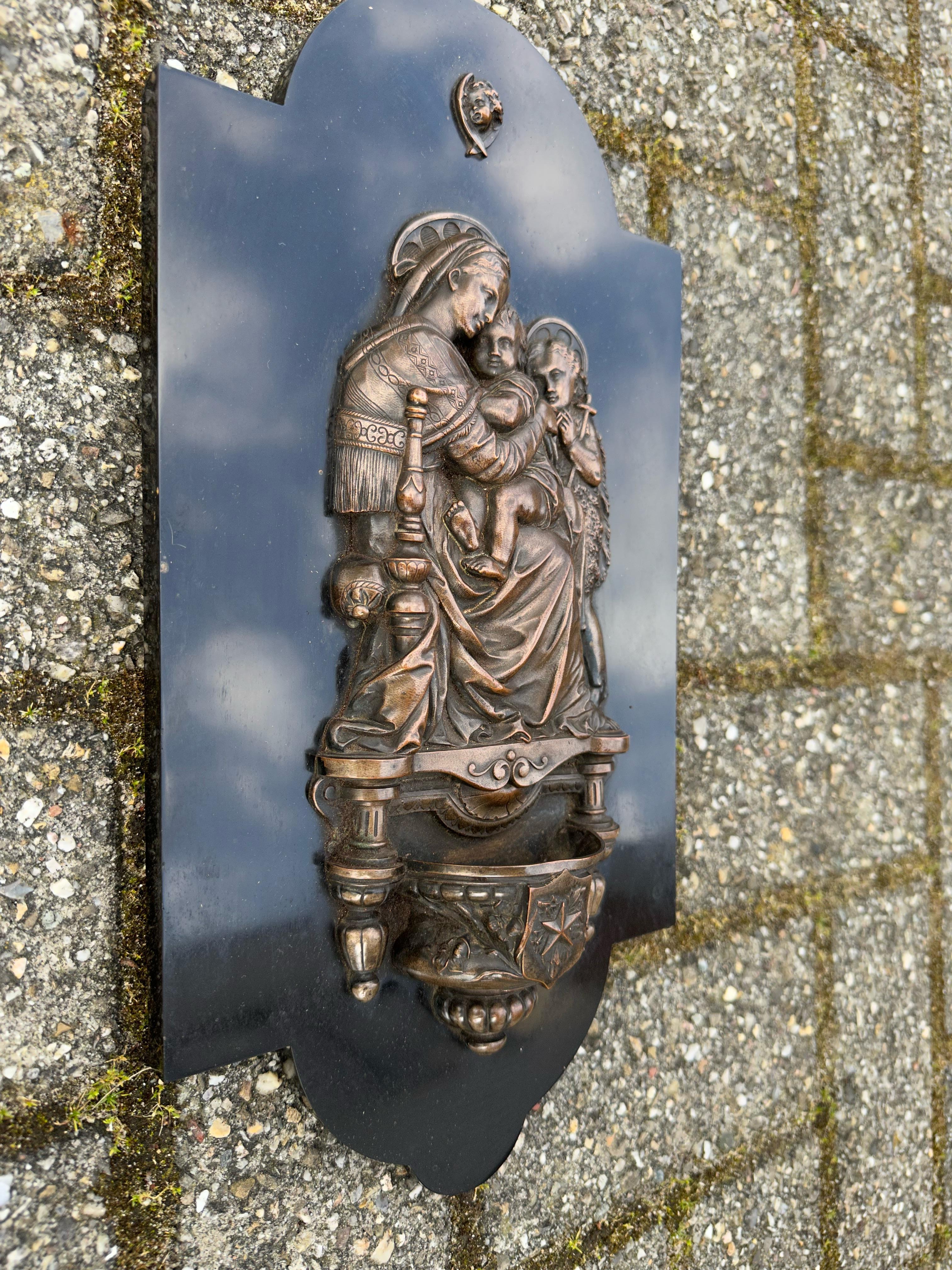 Madonna della Seggiola di Raffaello, placca da parete in bronzo e marmo e acquasantiera 4