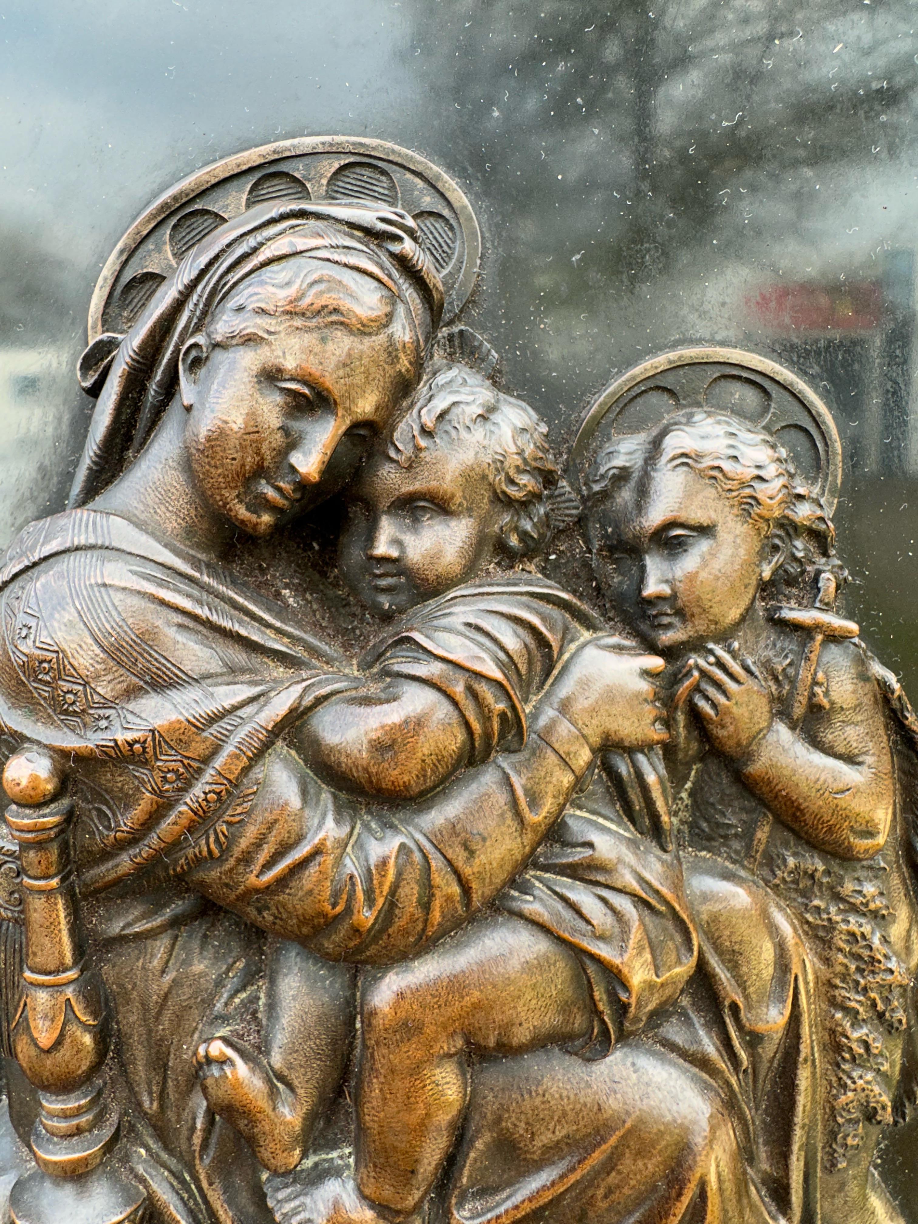 Madonna della Seggiola di Raffaello, placca da parete in bronzo e marmo e acquasantiera In condizioni ottime a Lisse, NL