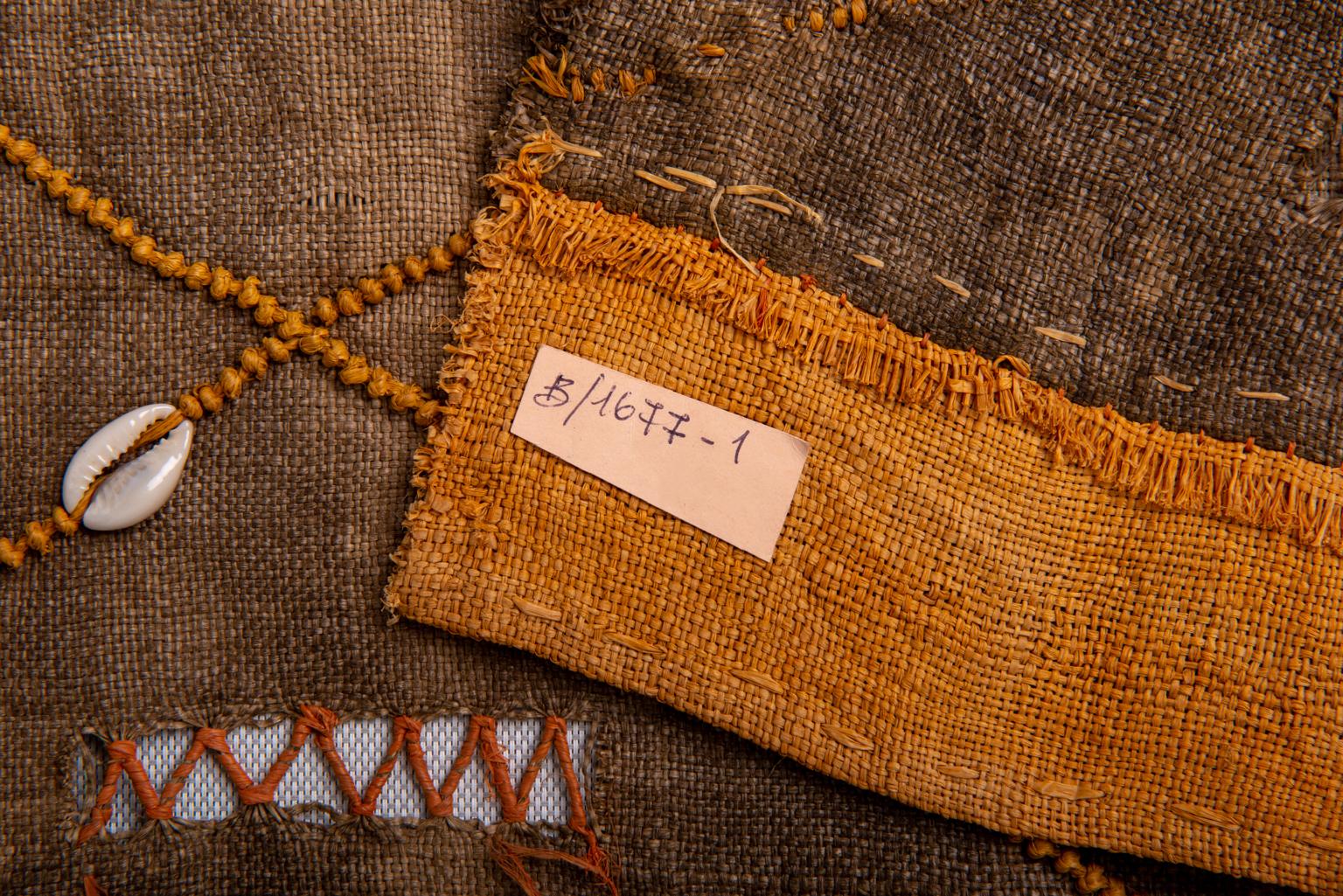 Altes afrikanisches Textilpaneel mit Muscheln: Sie können es auf ein Wandpaneel montieren, auf einen Tisch stellen oder als Lampenschirm verwenden. Seine Farben sind sonnig. Es ist wunderbar für ein Seehaus!
B/1677-1
  