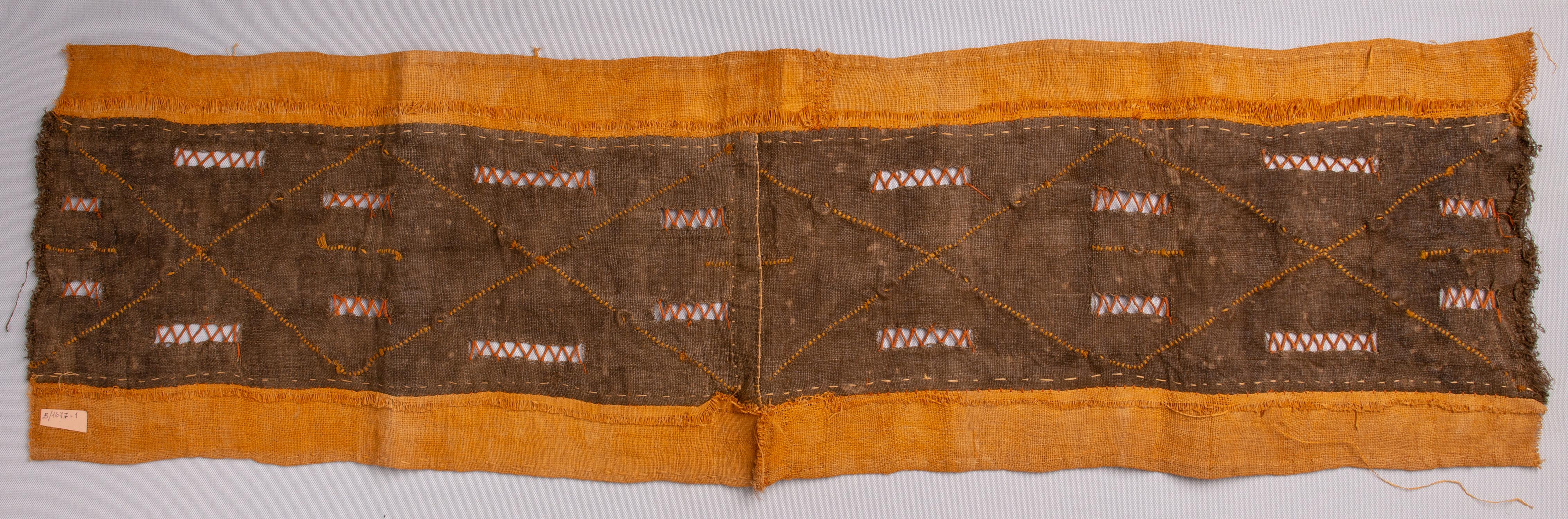 Afrikanisches Textilpanel  mit Muscheln (Moderne) im Angebot