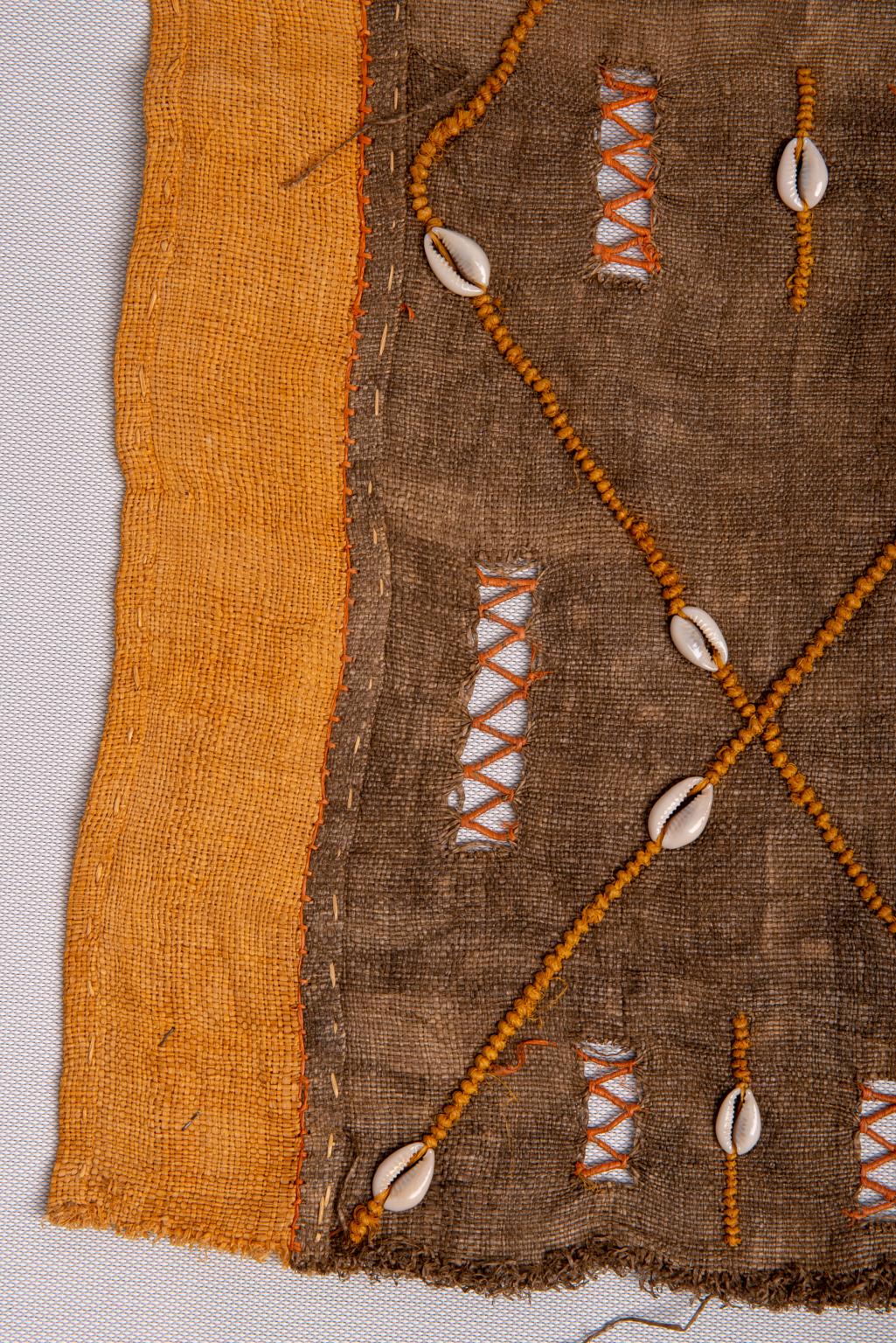 Afrikanisches Textilpanel  mit Muscheln im Zustand „Gut“ im Angebot in Alessandria, Piemonte