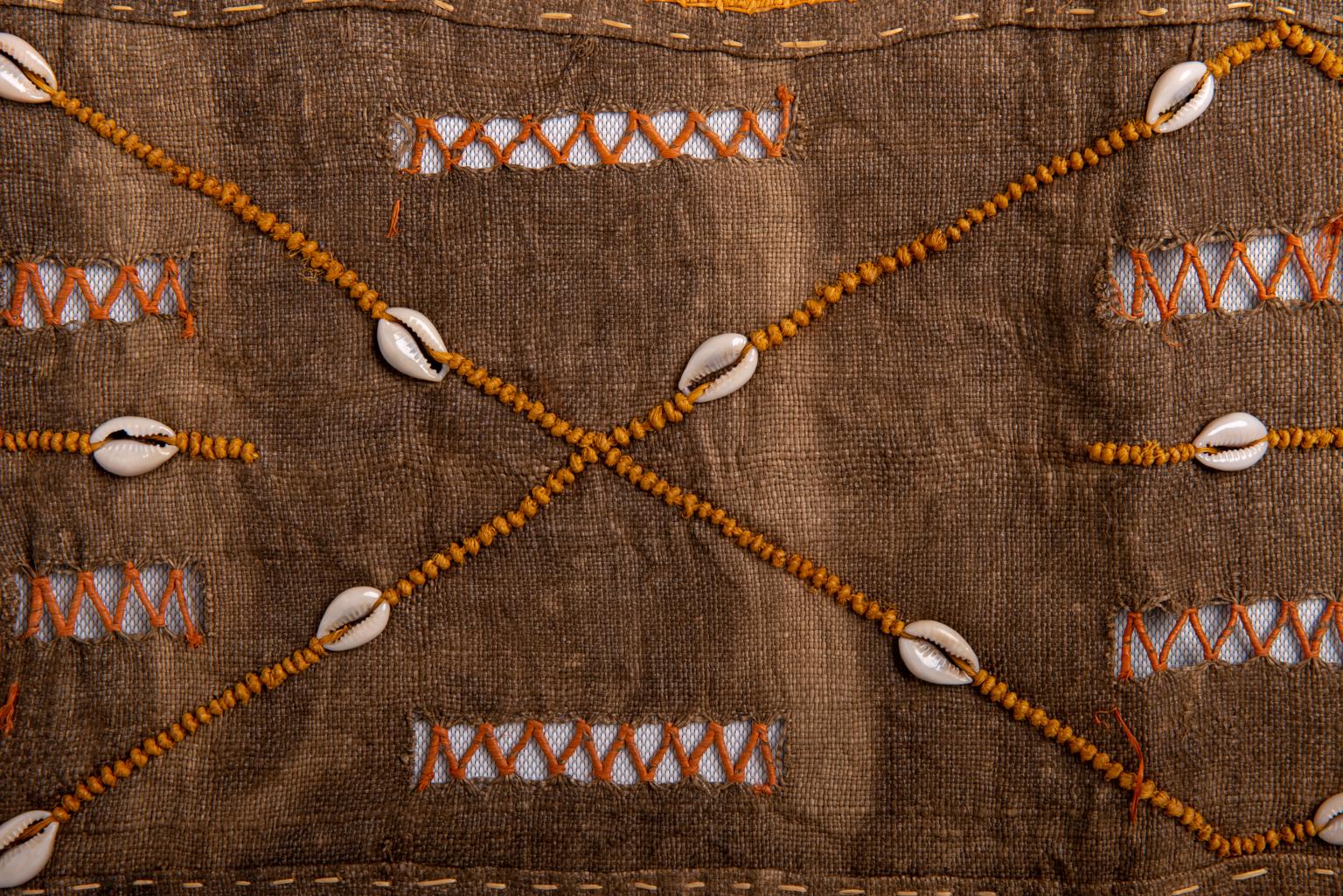 Afrikanisches Textilpanel  mit Muscheln (Raffiabast) im Angebot