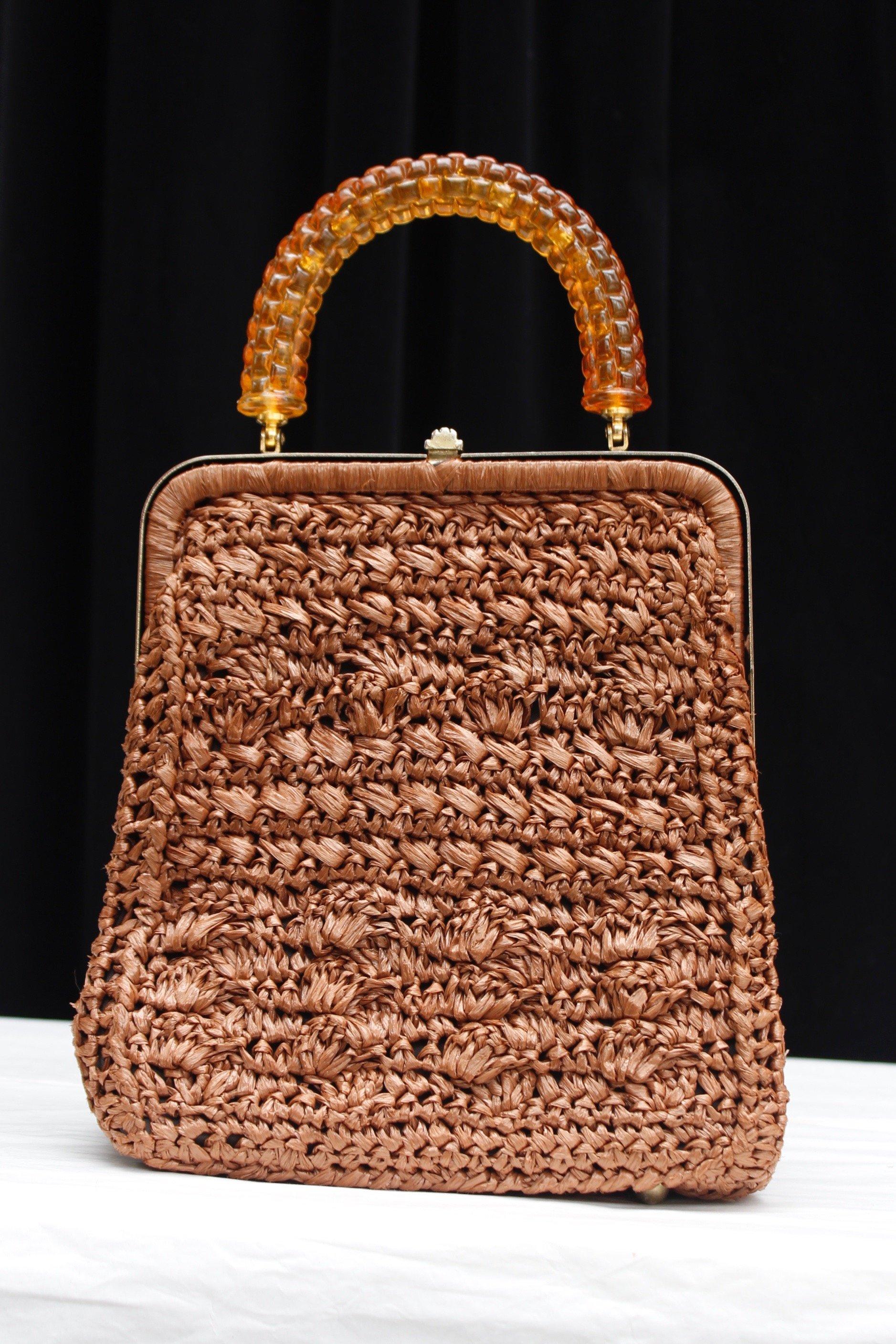 ANONYMOUS - Raffia bag, from the 1960s.

Condition:
Very good condition

Measurements:
Length: 21 cm (8.26