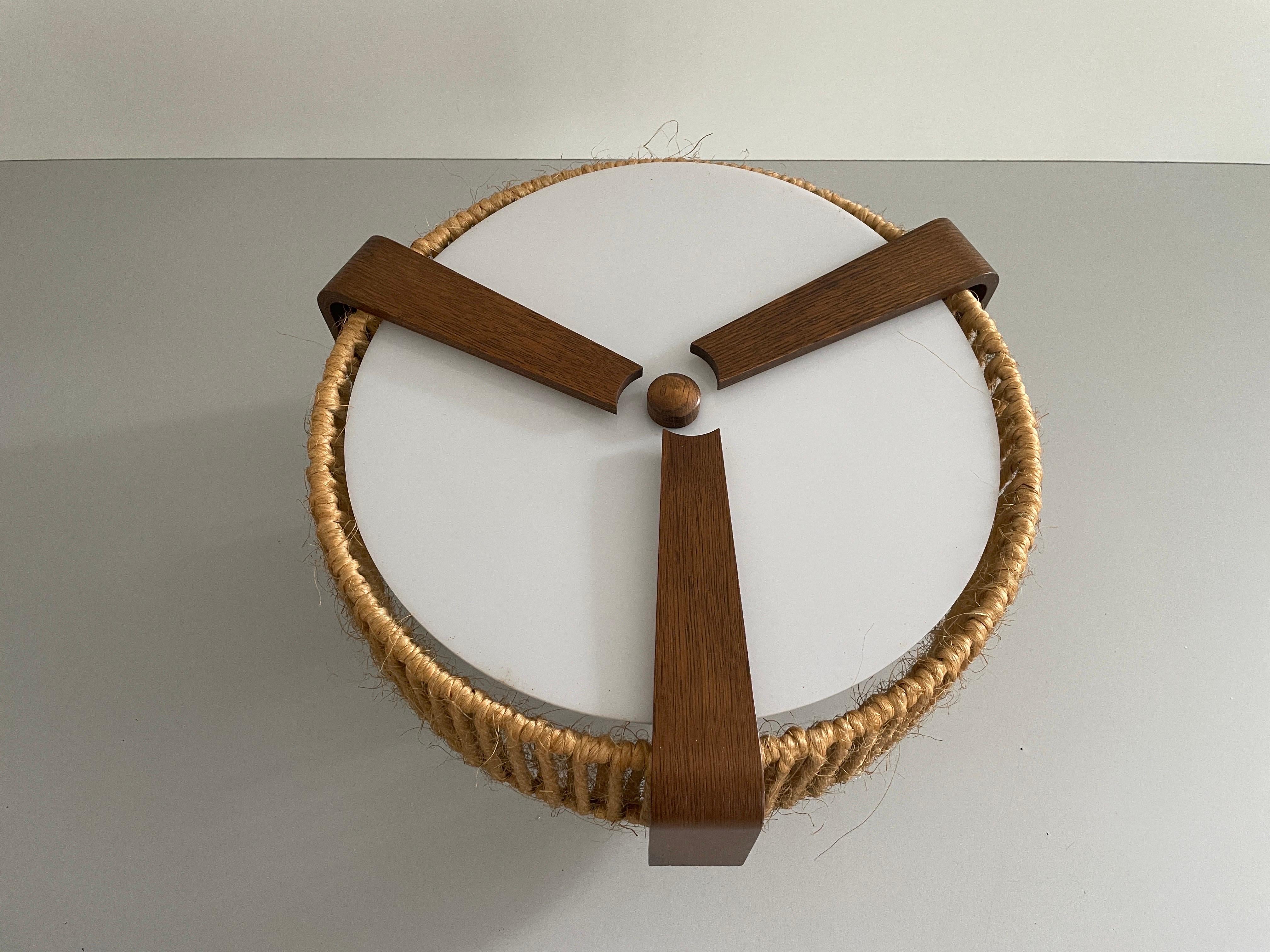 Lampada a sospensione in rafia e teak di Temde, anni '60, Germania

Lampada a sospensione dal design elegante e minimalista

Il paralume è in buone condizioni e molto pulito. 
Questa lampada funziona con 3x lampadine E27. 
Cablato e adatto all'uso