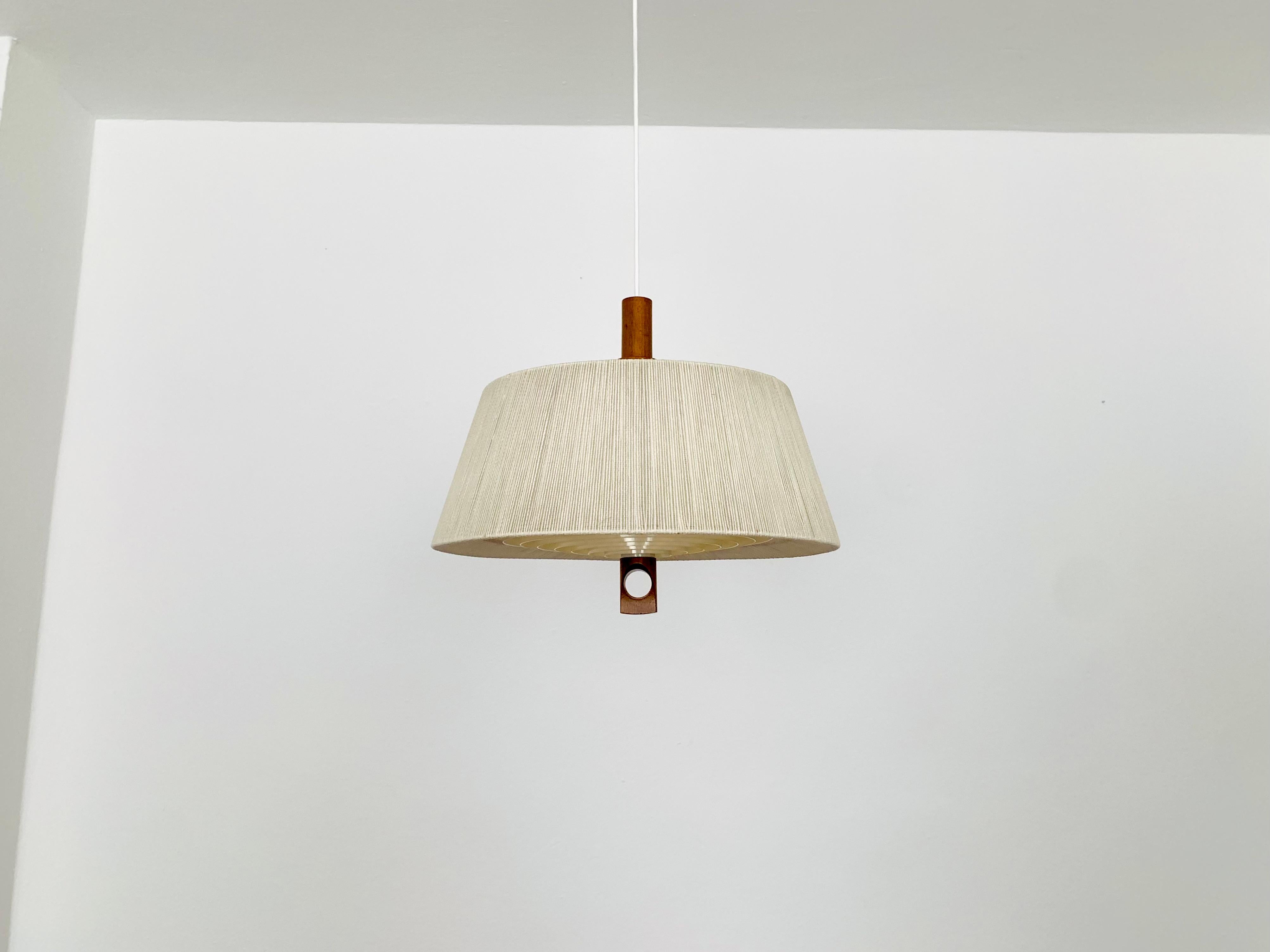 Exceptionally beautiful pendant light from the 1960s.
The design is very unusual.
The shape and the materials create a warm and very pleasant light.

Condition:

Very good vintage condition with slight signs of wear consistent with age.
The raffia