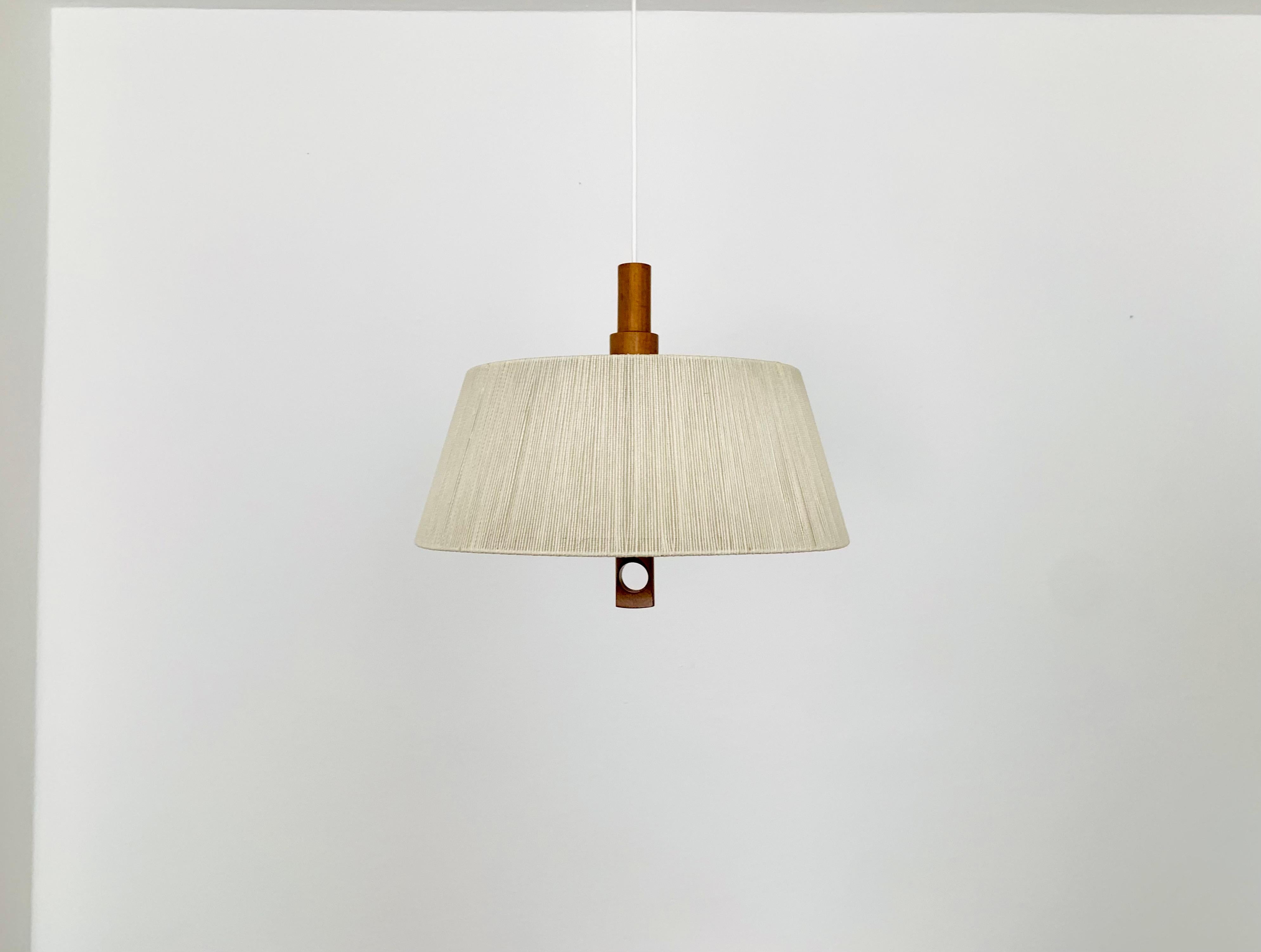 Scandinave moderne Lampe pendante Raffia Bast et Noyer par Temde en vente