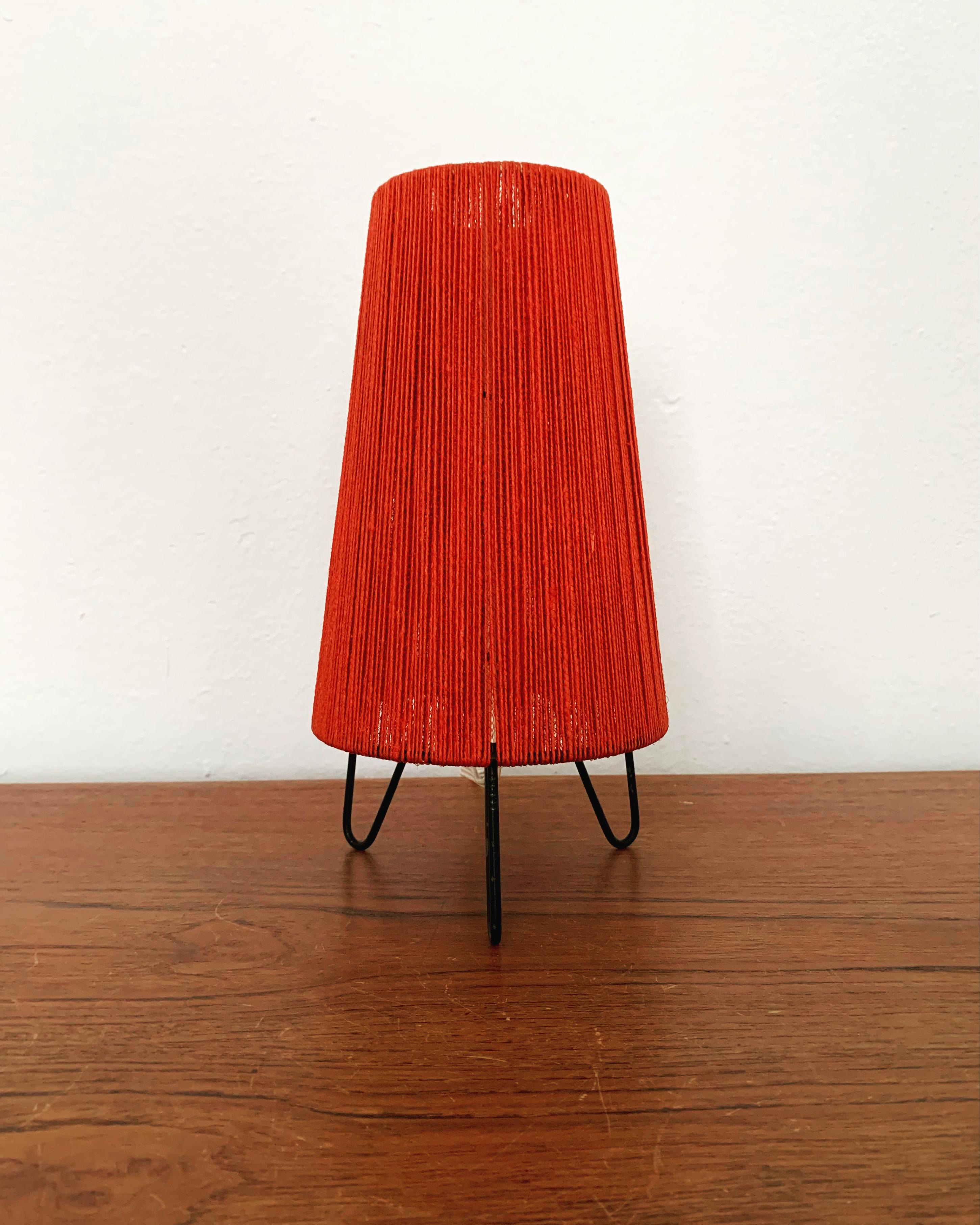 Charming raffia table lamp from the 1950s.
The design is very unusual.
The shape and the materials create a warm and very pleasant light.

Condition:

Very good vintage condition with slight signs of wear consistent with age.
The raffia