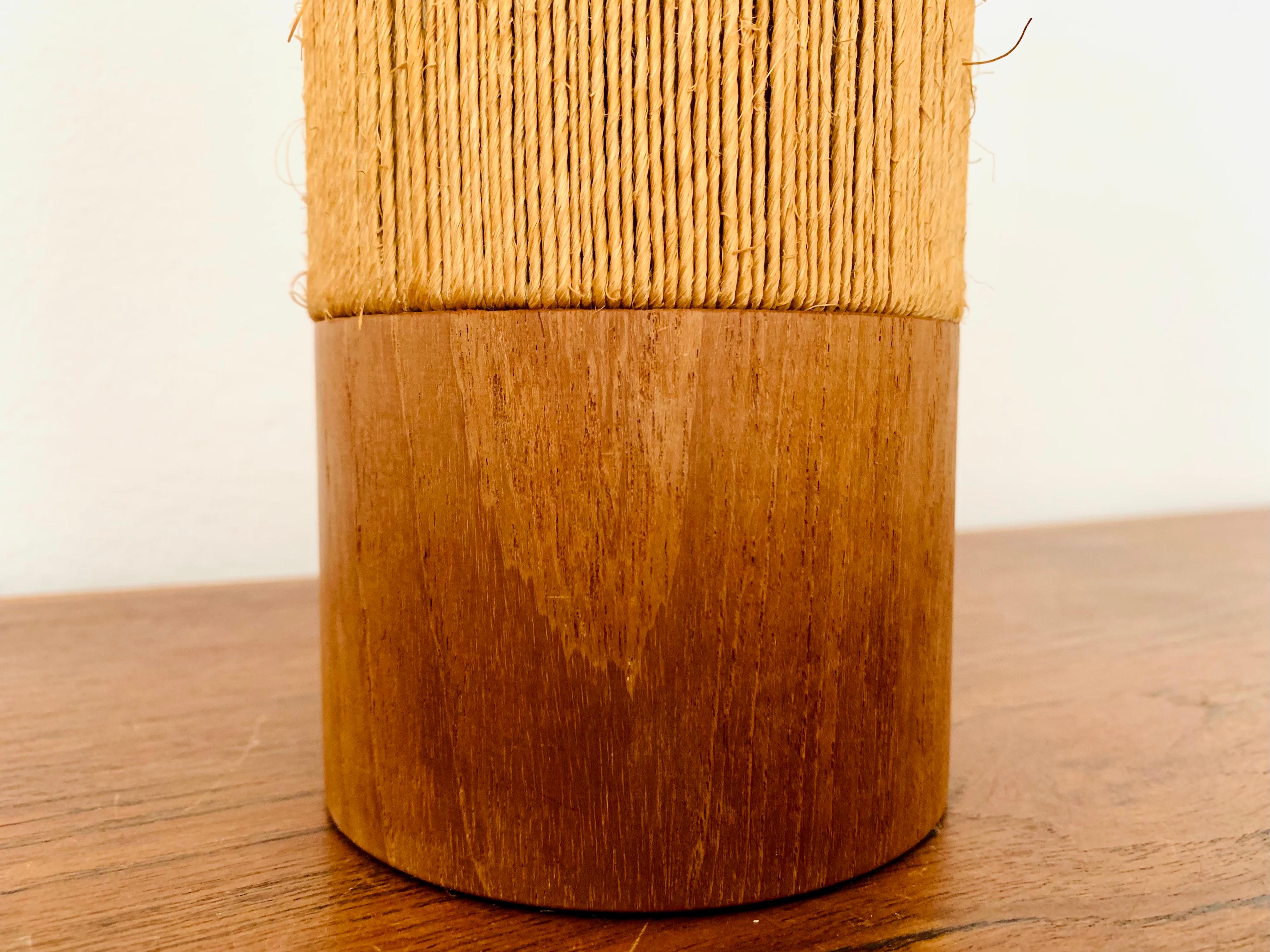 Raffia Bast-Dreibein-Tischlampe (Mitte des 20. Jahrhunderts) im Angebot
