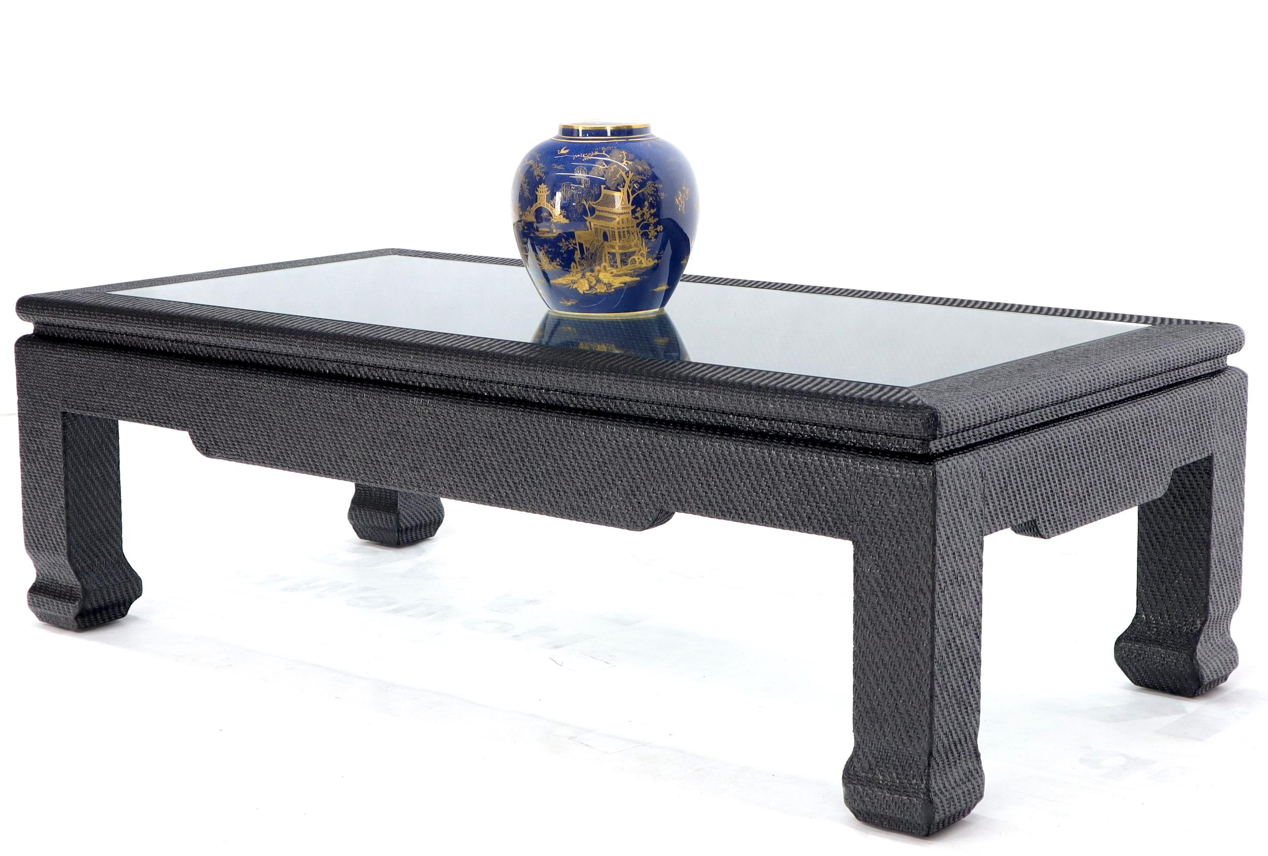 Table basse rectangulaire recouverte de tissu de raphia, plateau en verre noir en vente 3
