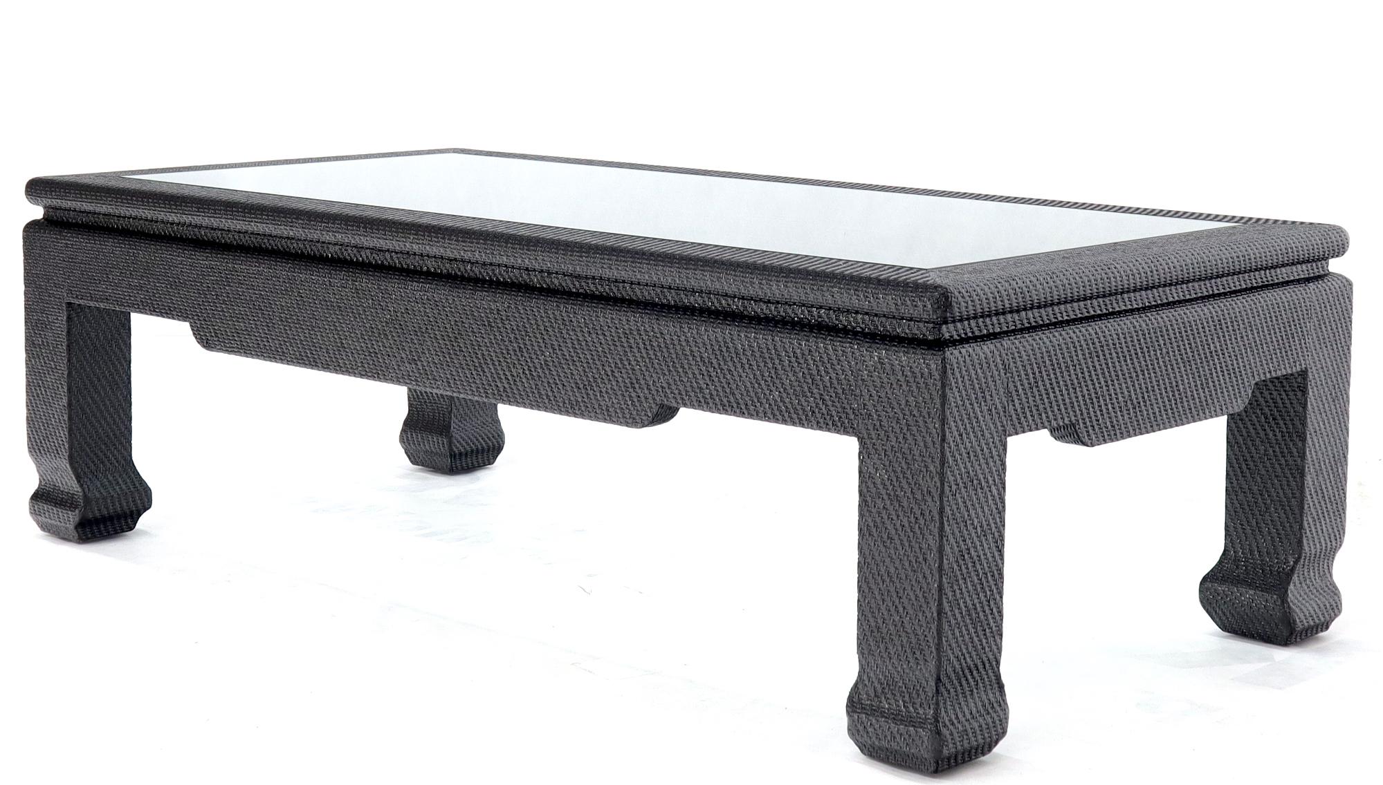 Table basse rectangulaire recouverte de tissu de raphia, plateau en verre noir en vente 4
