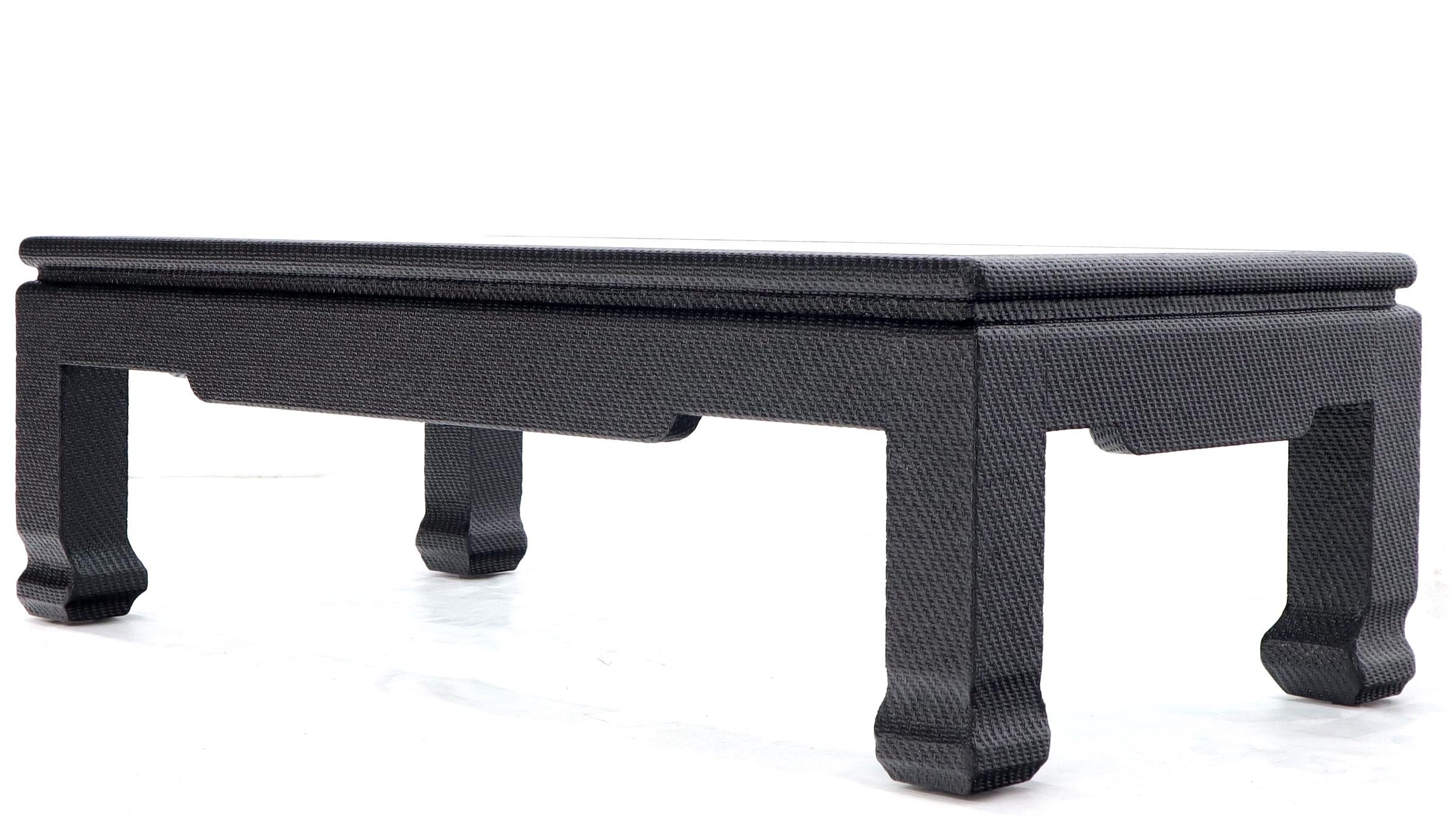 Mid-Century Modern Table basse rectangulaire recouverte de tissu de raphia, plateau en verre noir en vente