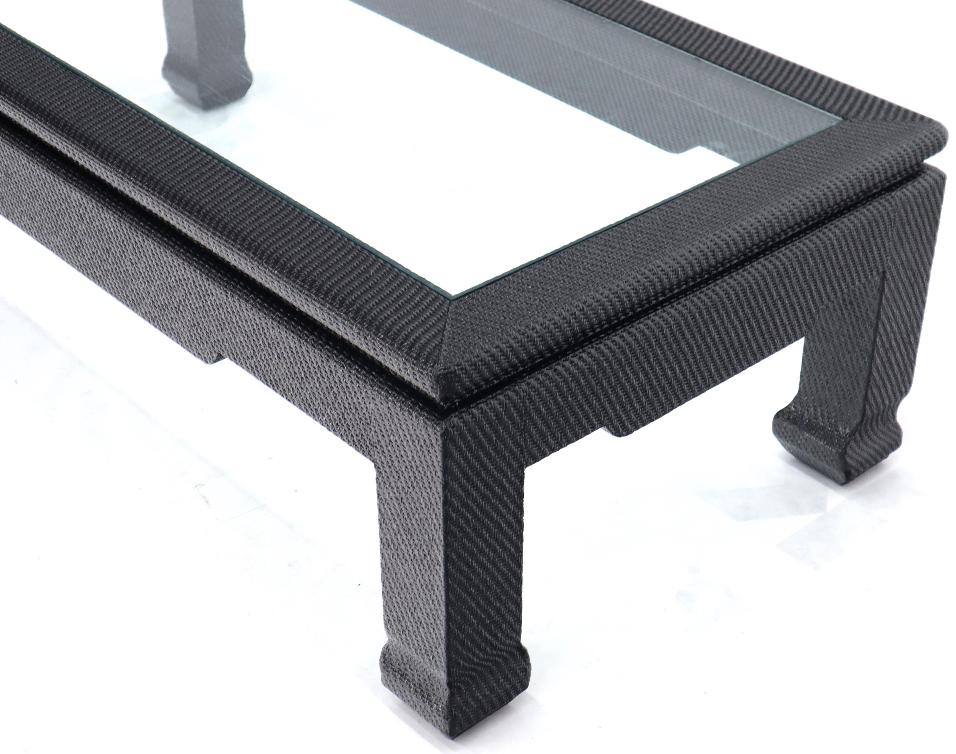 20ième siècle Table basse rectangulaire recouverte de tissu de raphia, plateau en verre noir en vente