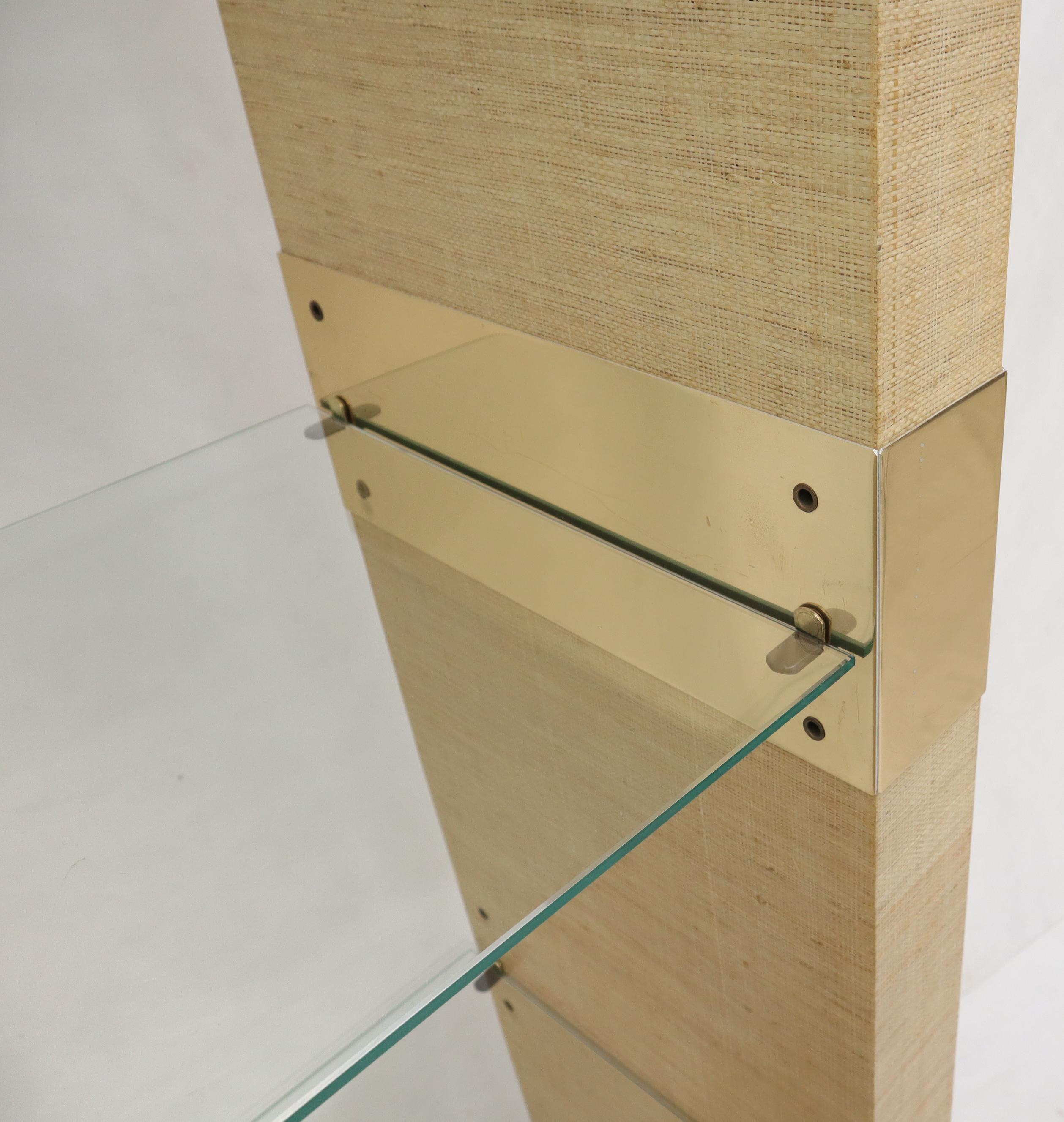 Raffia Stoff beendet abgerundete Winkel Étagère Display Unit Glasböden (20. Jahrhundert) im Angebot
